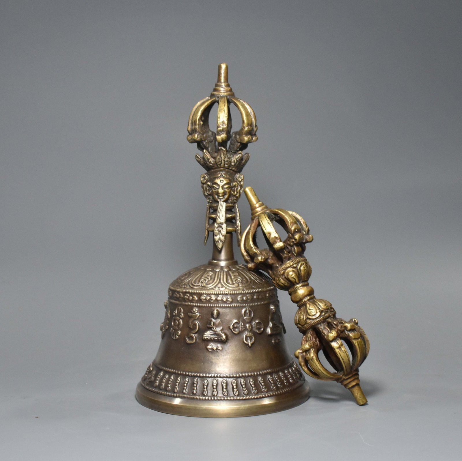 An Exquisite Bronze Hand Bell: An Exquisite Bronze Hand Bell,Qing Dynasty, China,Size:3.5inx7.1inx5.1inx1.6in,Weight:626g 铜制摇铃,中国清代