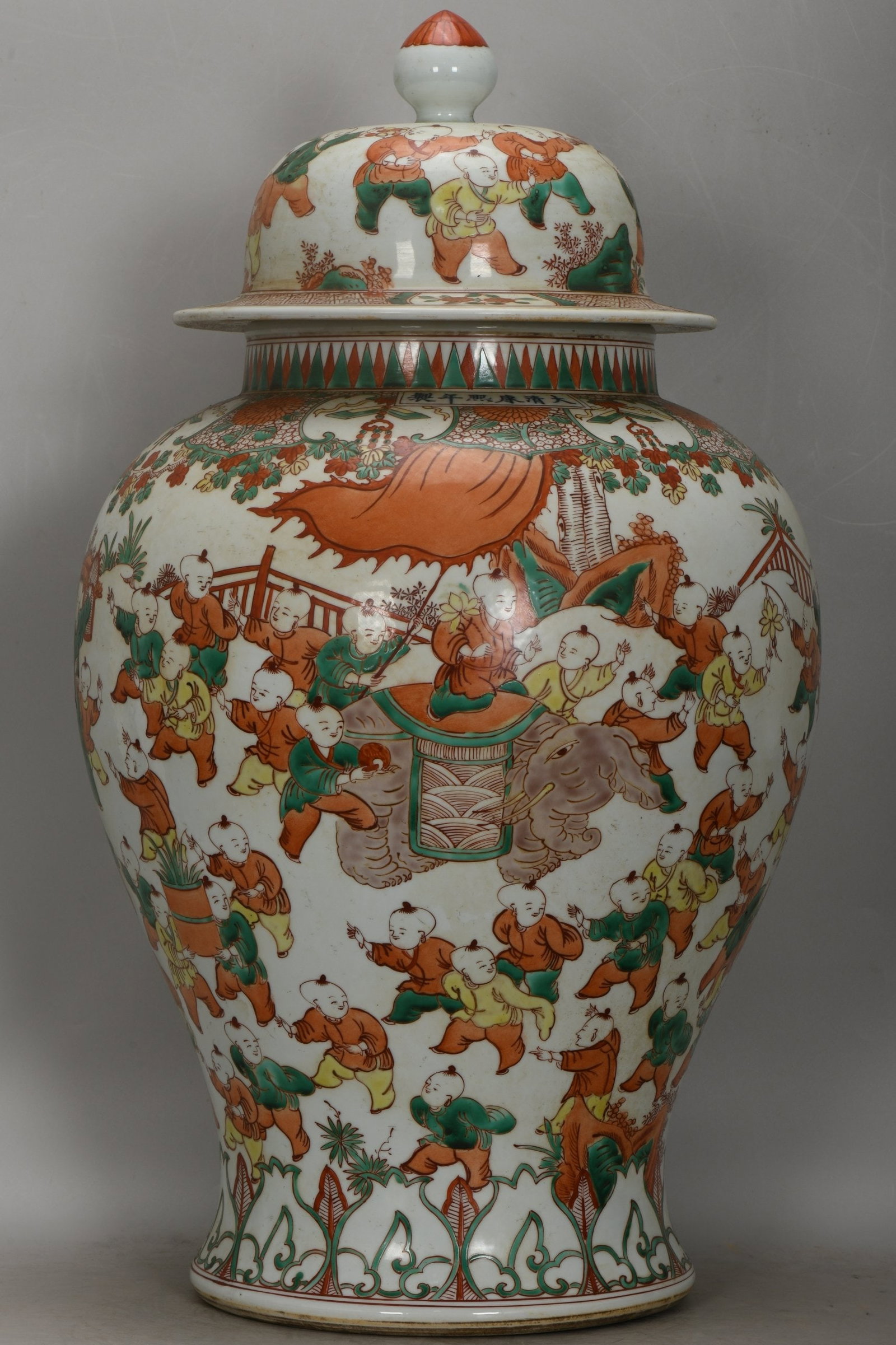 An Exquisite Wucai Figures Pattern Jar - 3