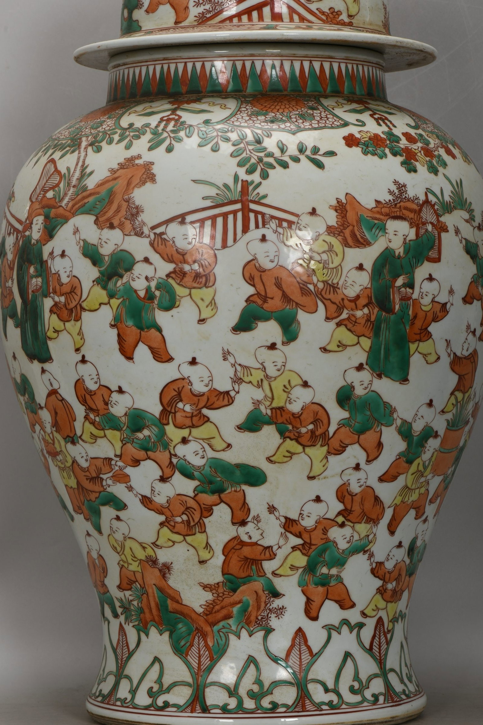 An Exquisite Wucai Figures Pattern Jar - 4