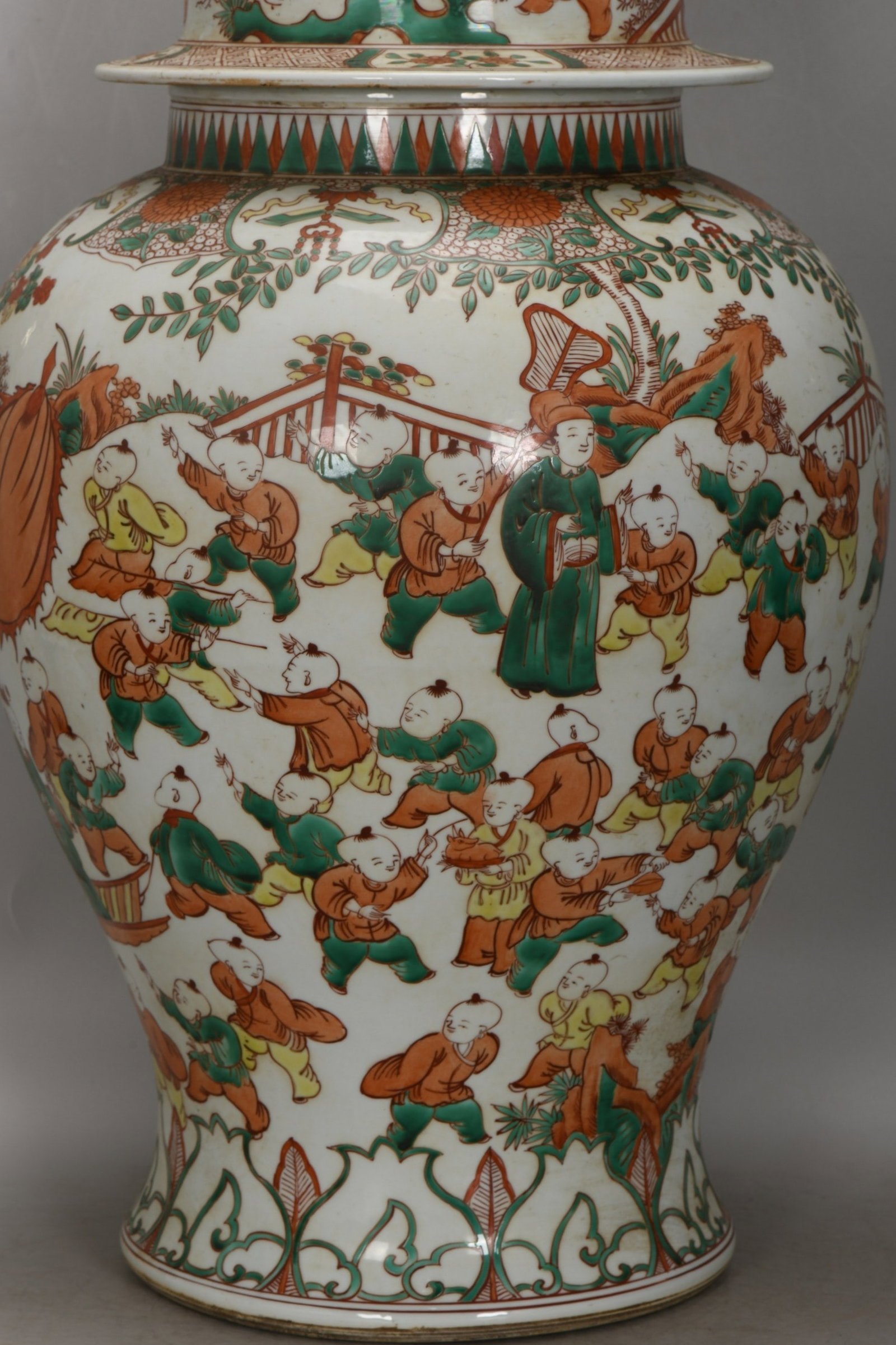 An Exquisite Wucai Figures Pattern Jar - 5