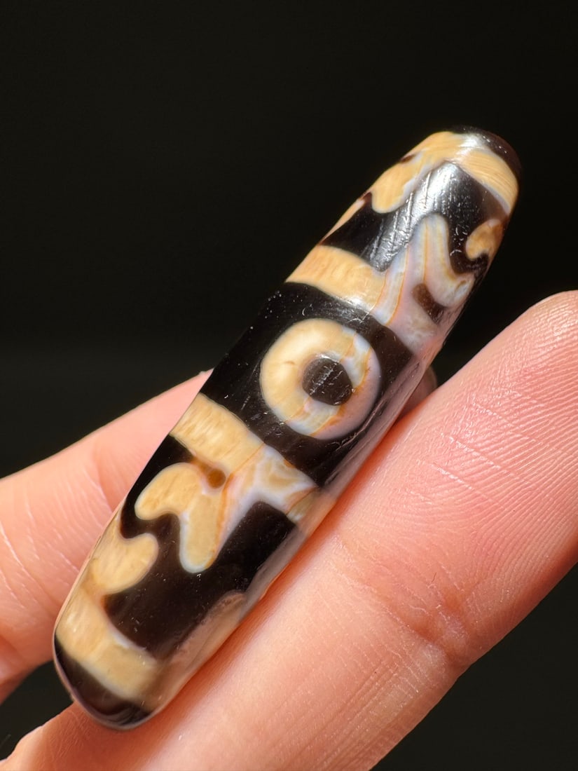 An Exquisite Three-Eye Dzi bead: An Exquisite Three-Eye Dzi bead,Qing Dynasty, China,Size:0.5inx1.8in 三眼天珠,中国清代
