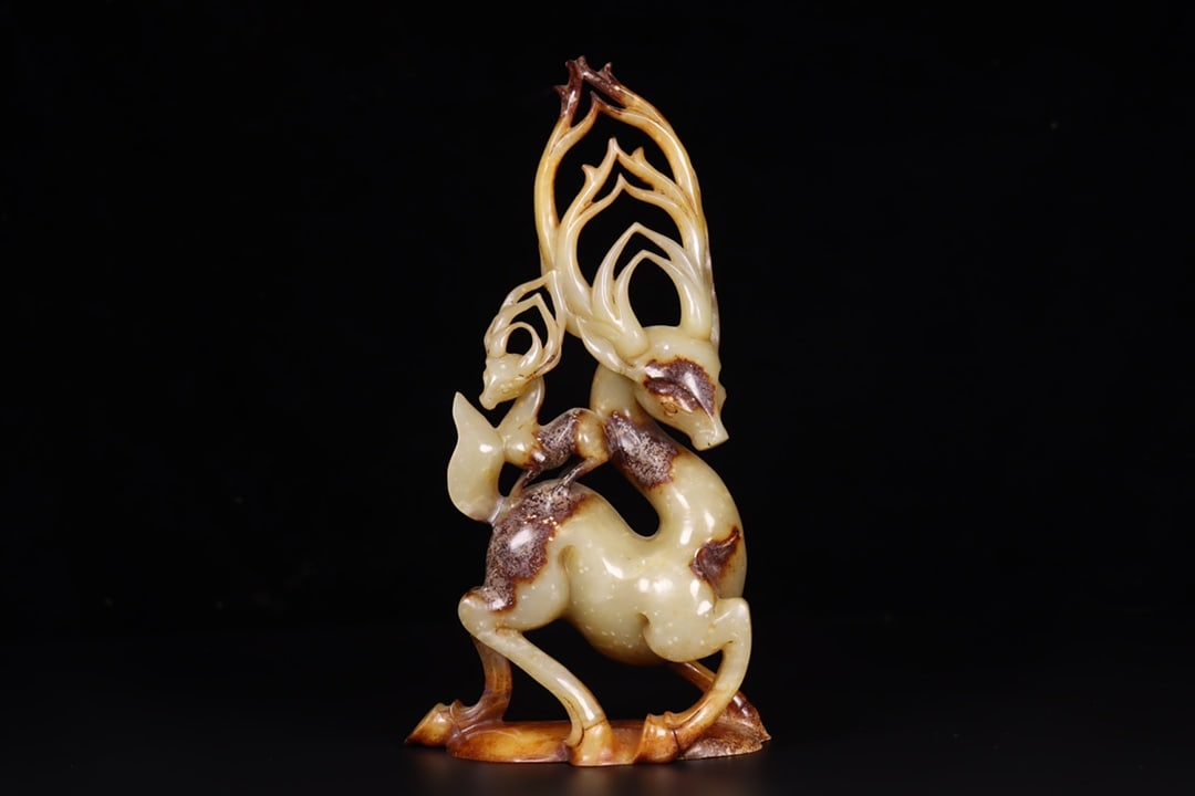 An Exquisite Hotan Jade Deer: An Exquisite Hotan Jade Deer,Qing Dynasty, China,Size:5.3inx1.8inx9.6in,Weight:834g 和田玉鹿,中国清代