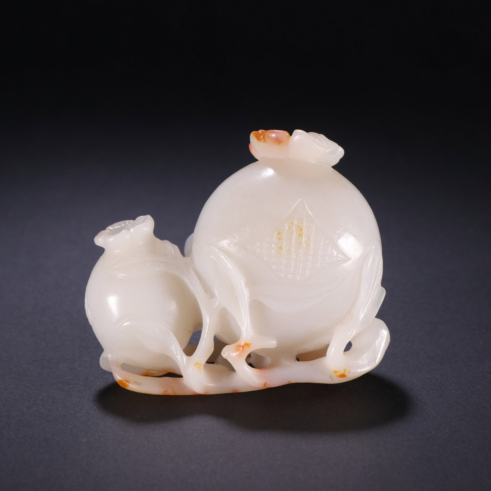 An Exquisite Hotan Jade Pomegranate Ornament: An Exquisite Hotan Jade Pomegranate Ornament,Qing Dynasty, China,Size:2.3inx2.7in,Weight:155.8g 和田玉石榴摆件,中国清代