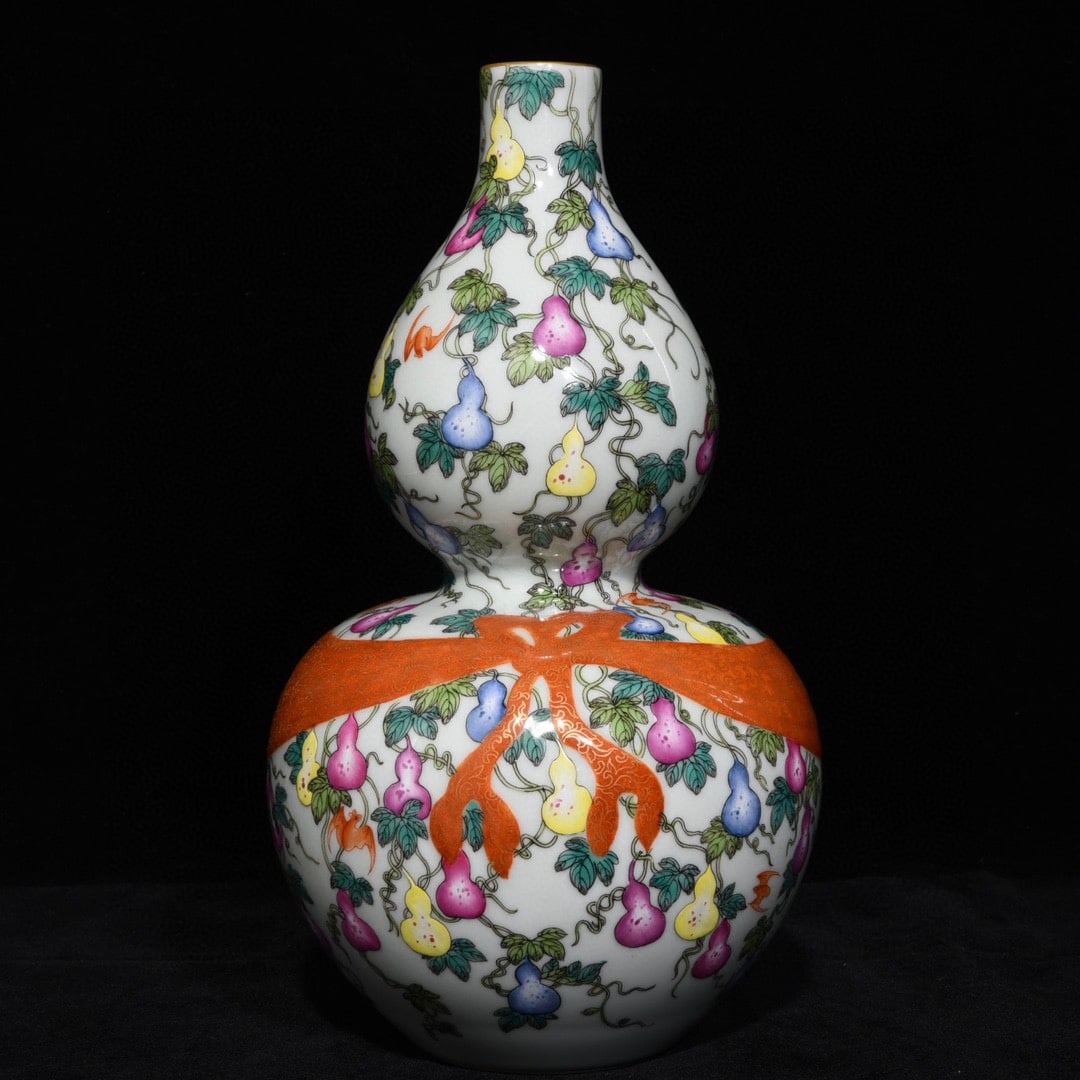 An Exquisite Famille-Rose Gourd Vase: An Exquisite Famille-Rose Gourd Vase,Qing Dynasty, China,Qianlong Six-character Mark,Size:10.6inx6.3in 粉彩葫芦瓶,中国清代,乾隆六