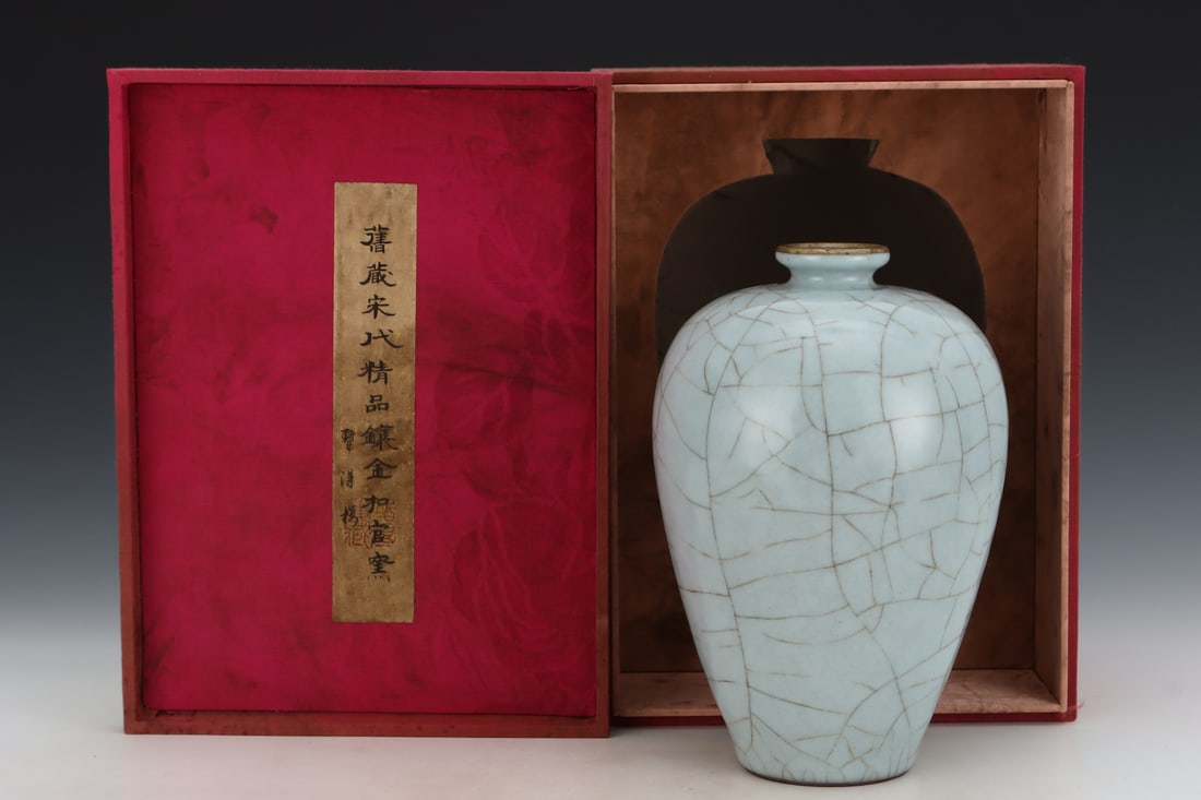 An Exquisite Guan Yao Moon White Glazed Vase, with an Imperial Poem by Emperor Qianlong: An Exquisite Guan Yao Moon White Glazed Vase, with an Imperial Poem by Emperor Qianlong,Song Dynasty, China,Size:9inx6in 官窑月白釉瓶,带乾隆ঐ