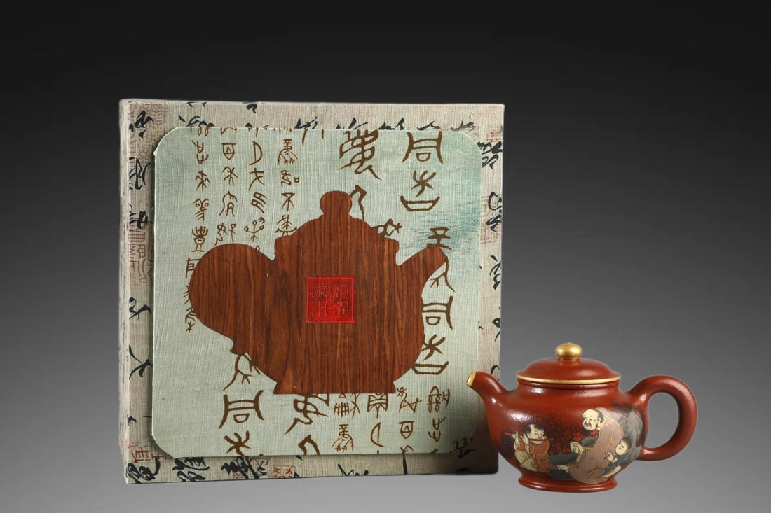 An Exquisite Zisha Enamel Figures Pattern Teapot: An Exquisite Zisha Enamel Figures Pattern Teapot,Qing Dynasty, China,Size:5.3inx3.7in 珐琅彩紫砂人物纹壶,中国清代