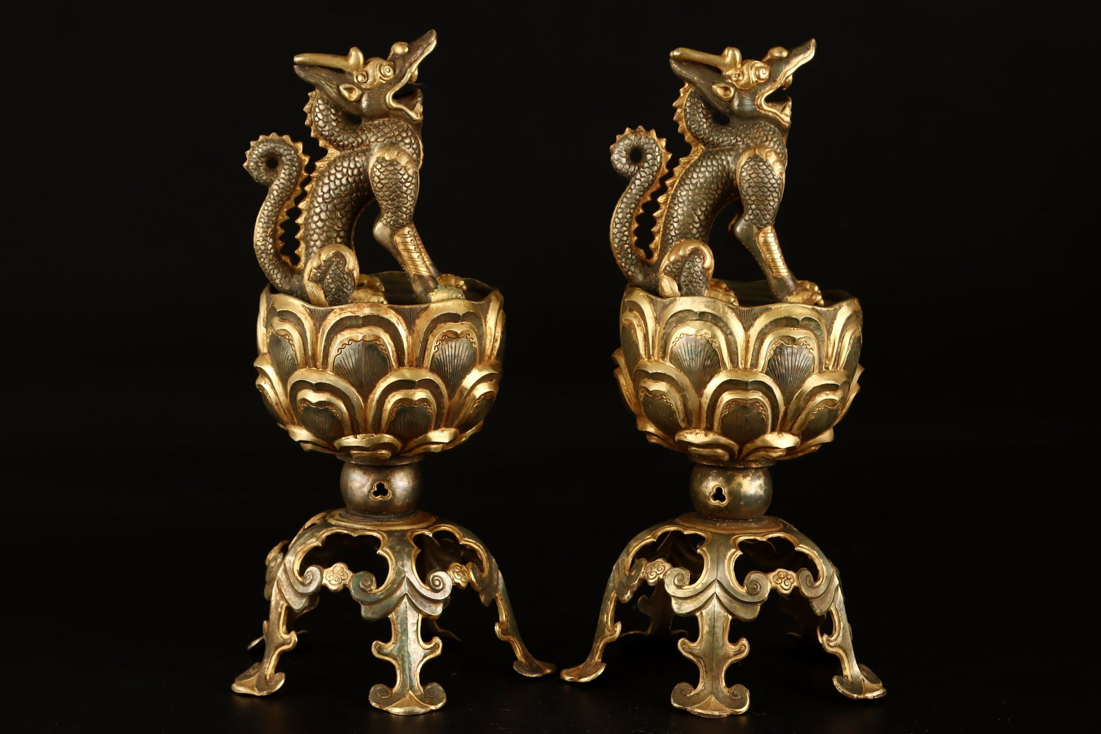 A pair of Exquisite Gilt Bronze Dragon Censer: A pair of Exquisite Gilt Bronze Dragon Censer,Tang Dynasty, China,Size:11.8inx4.3in,Weight:1433g 一对铜鎏金龙炉,中国唐代