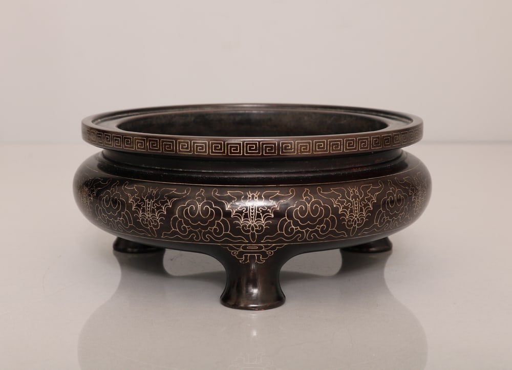 An Exquisite Bronze inlaid Silver Wire Tripod Censer: An Exquisite Bronze inlaid Silver Wire Tripod Censer,Ming Dynasty, China,With Mark,Size:2.6inx5.8in,Weight:1853g 铜掐银丝三足炉,中国明ߣ