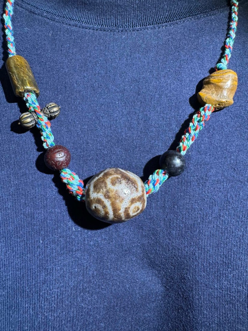 An Exquisite Nine-Eye Dzi bead: An Exquisite Nine-Eye Dzi bead,Qing Dynasty, China,Size:1inx1.1in 九眼天珠,中国清代