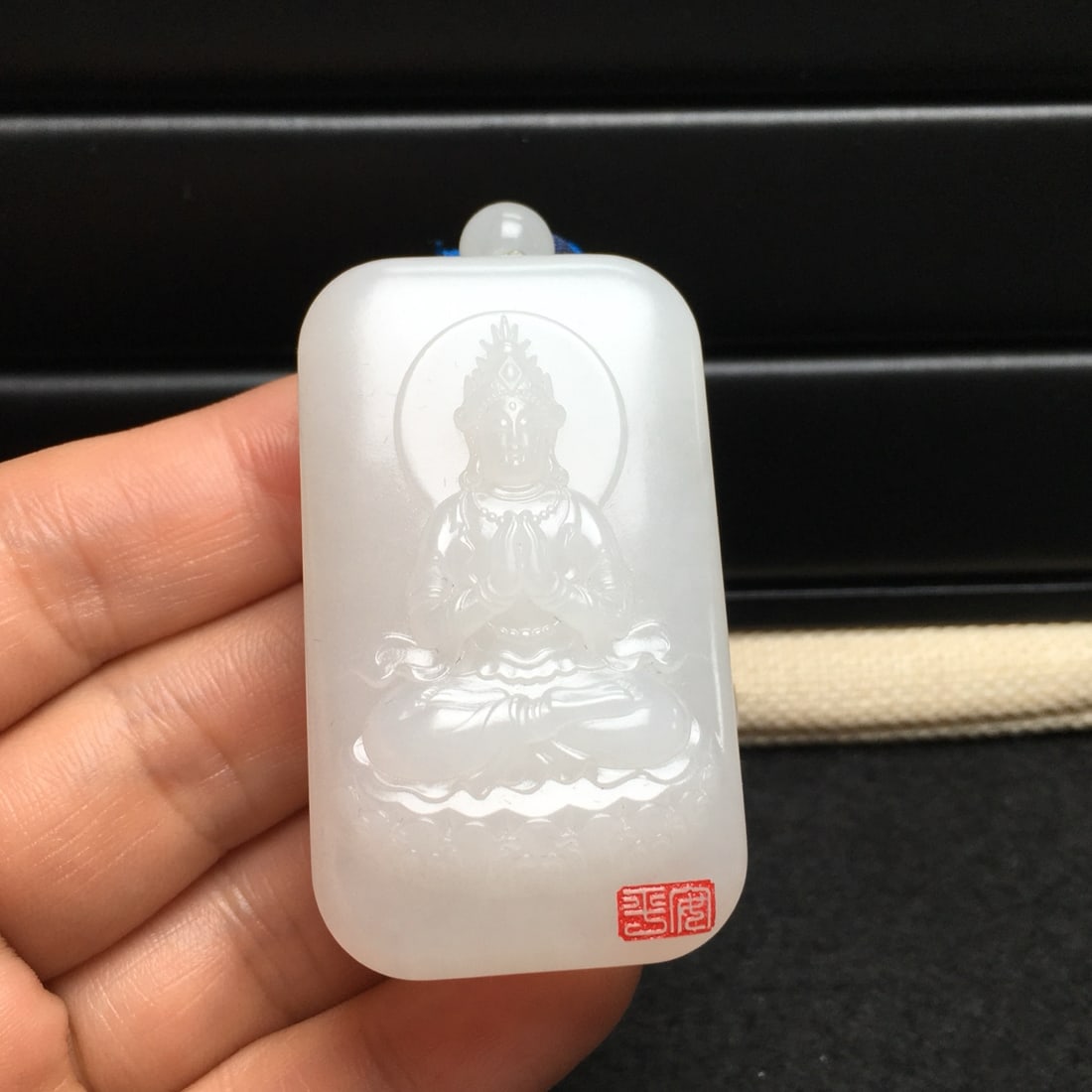 An Exquisite Hotan Jade Avalokitesvara Pendant: An Exquisite Hotan Jade Avalokitesvara Pendant,Qing Dynasty, China,Size:2.1inx1.2inx6.5in,Weight:67.8g 和田玉观音挂件,中国清代