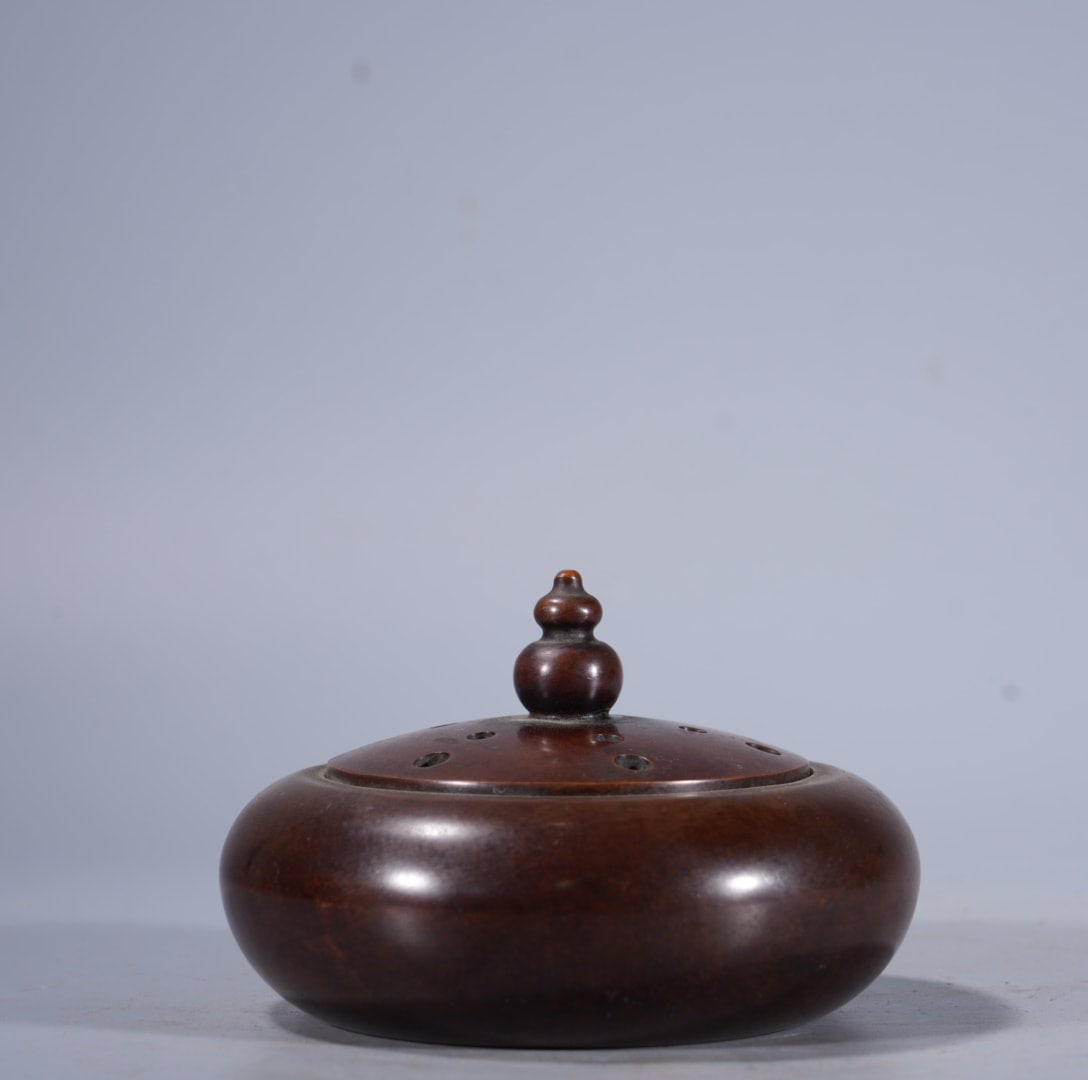 An Exquisite Bronze Censer: An Exquisite Bronze Censer,Ming Dynasty, China,With Mark,Size:2.2inx2.6in ,Weight:725g 紫铜炉,中国明代,带款