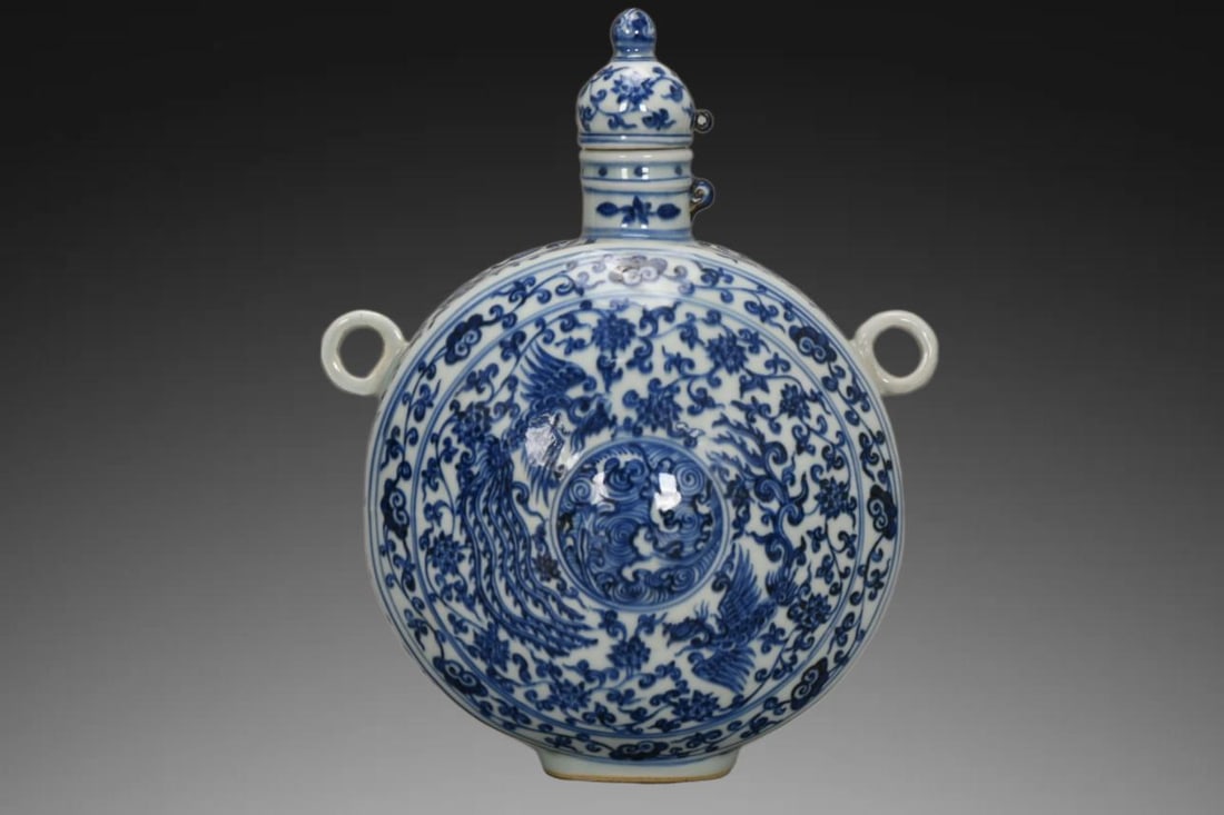 An Exquisite Blue and White Phoenix Pattern Vase: An Exquisite Blue and White Phoenix Pattern Vase,Ming Dynasty, China,Xuande Six-character Mark,Size:12.2inx9.4inx6.1in