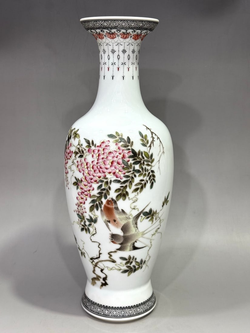 An Exquisite Famille-Rose Flower and Bird Pattern Vase: An Exquisite Famille-Rose Flower and Bird Pattern Vase,Republic of China,With Mark,Size:12.4in 粉彩花鸟纹瓶,民国,带款
