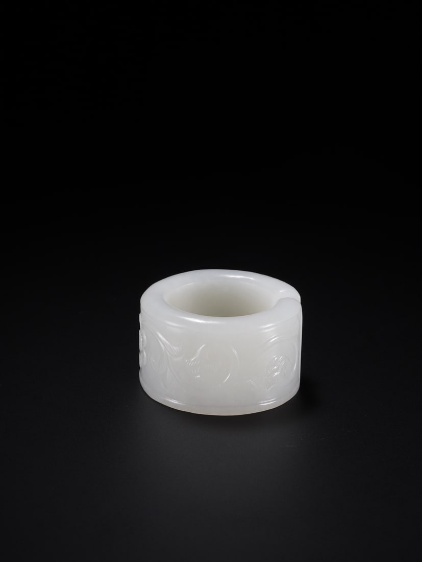 An Exquisite Hotan Jade Flower Pattern Thumb Ring - 2