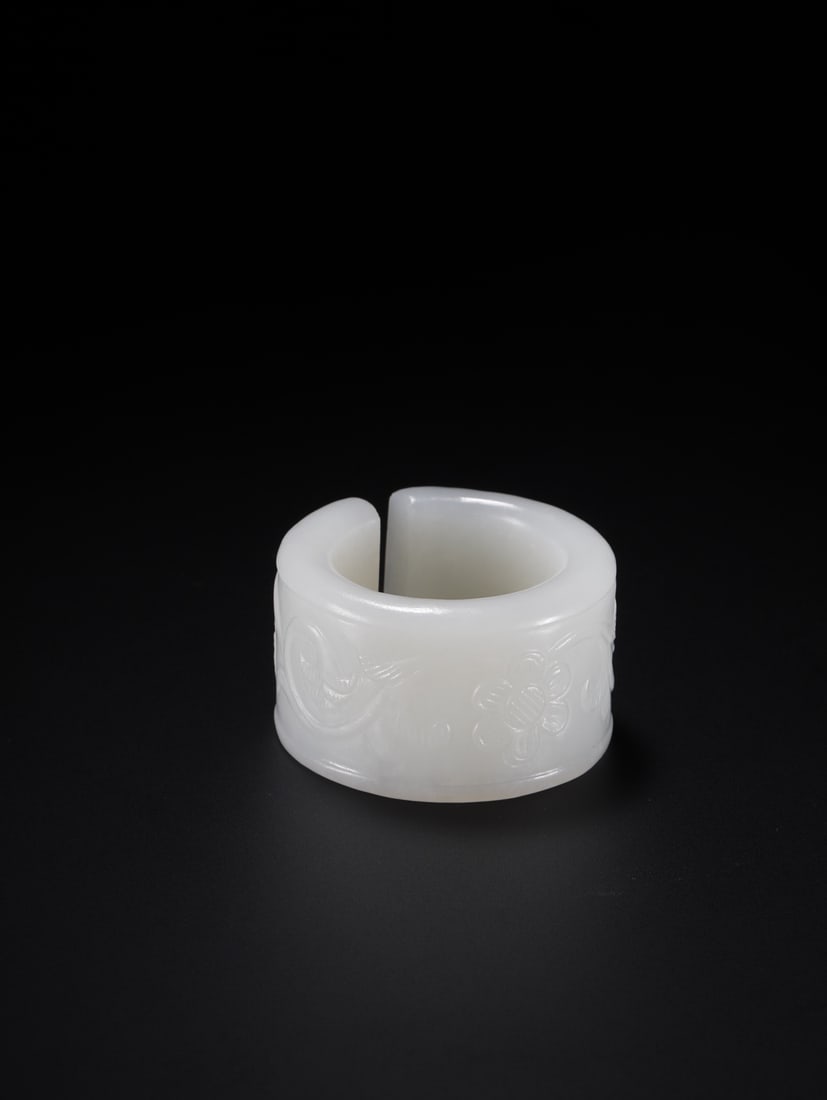 An Exquisite Hotan Jade Flower Pattern Thumb Ring - 3