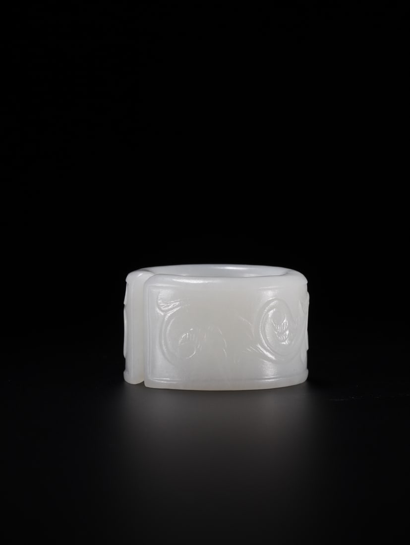 An Exquisite Hotan Jade Flower Pattern Thumb Ring - 4