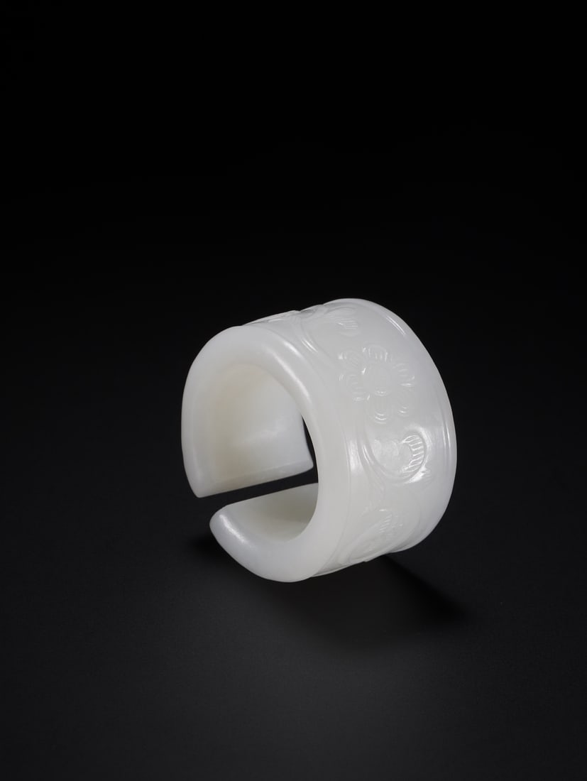 An Exquisite Hotan Jade Flower Pattern Thumb Ring - 5