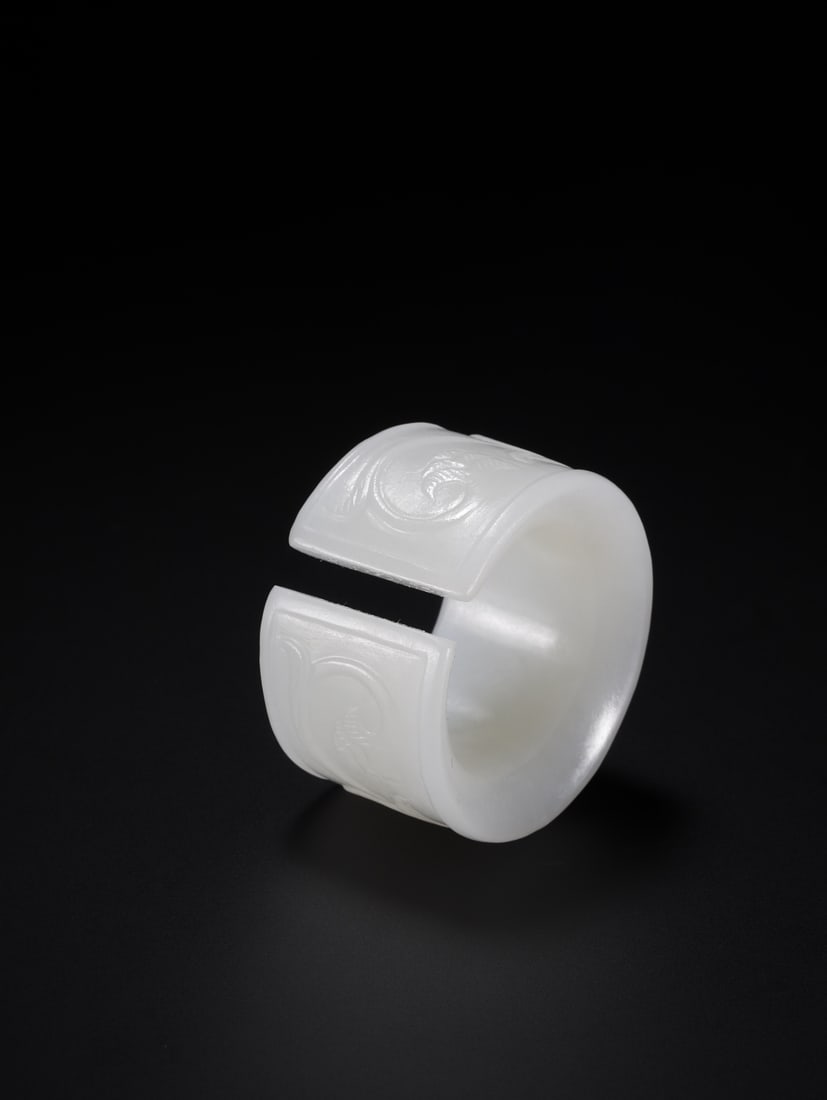 An Exquisite Hotan Jade Flower Pattern Thumb Ring - 7