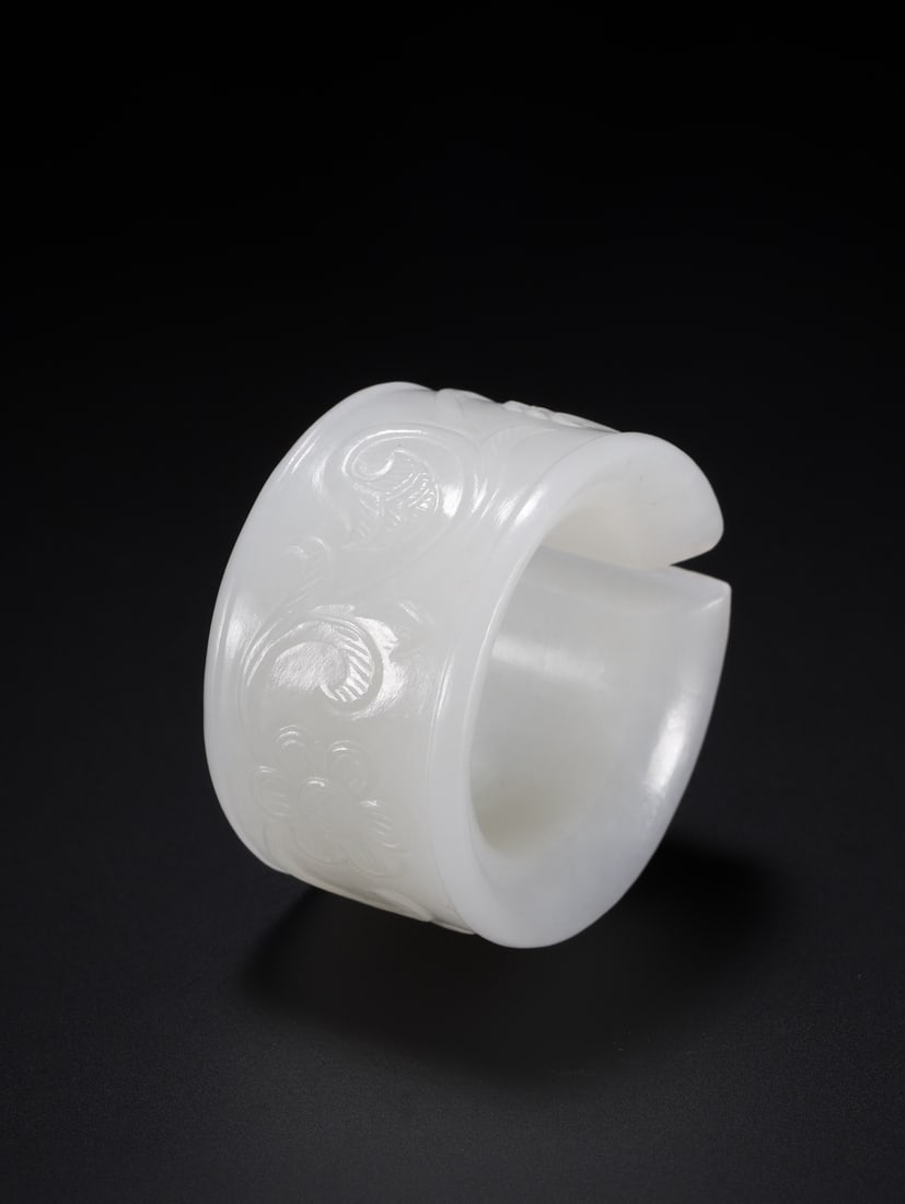 An Exquisite Hotan Jade Flower Pattern Thumb Ring - 8