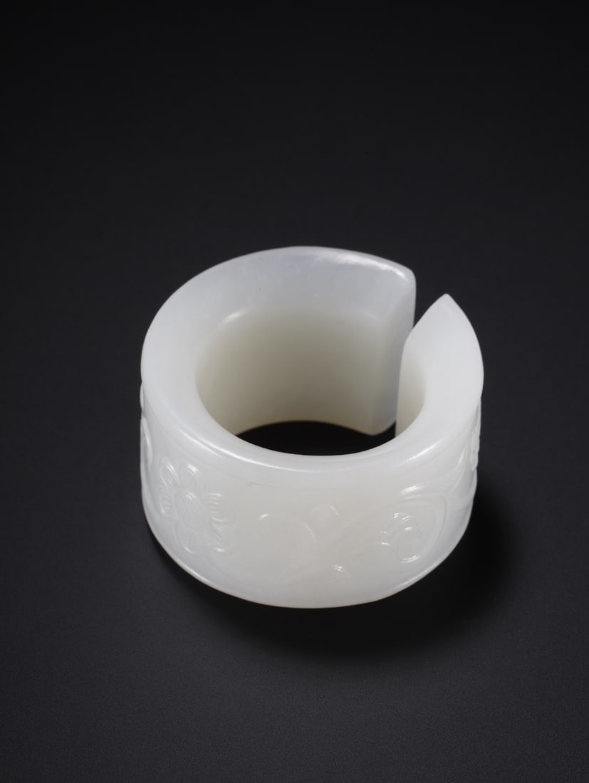 An Exquisite Hotan Jade Flower Pattern Thumb Ring - 9
