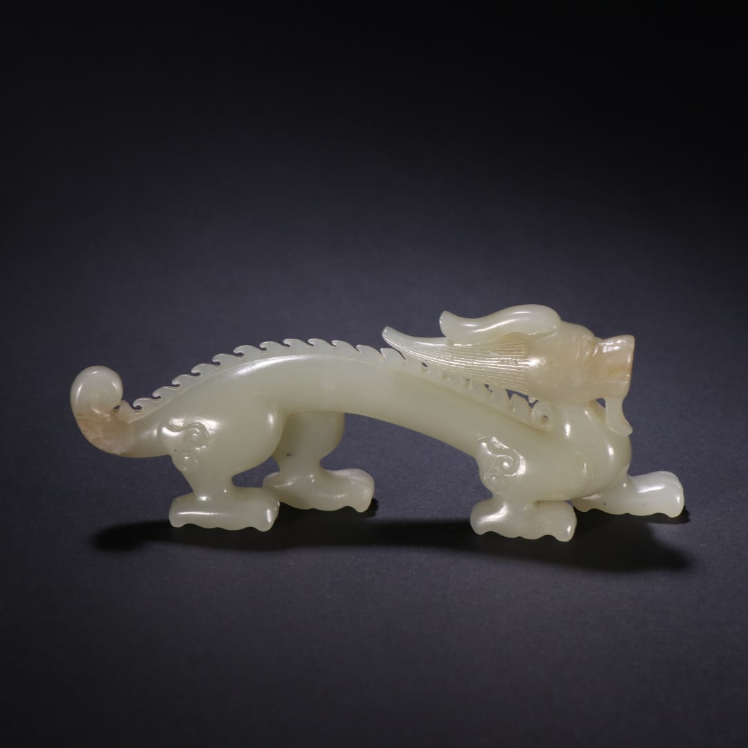 An Exquisite Hotan Jade Dragon Ornament: An Exquisite Hotan Jade Dragon Ornament,Ming Dynasty, China,Size:1.7inx4.5in,Weight:84g 和田玉龙摆件,中国明代