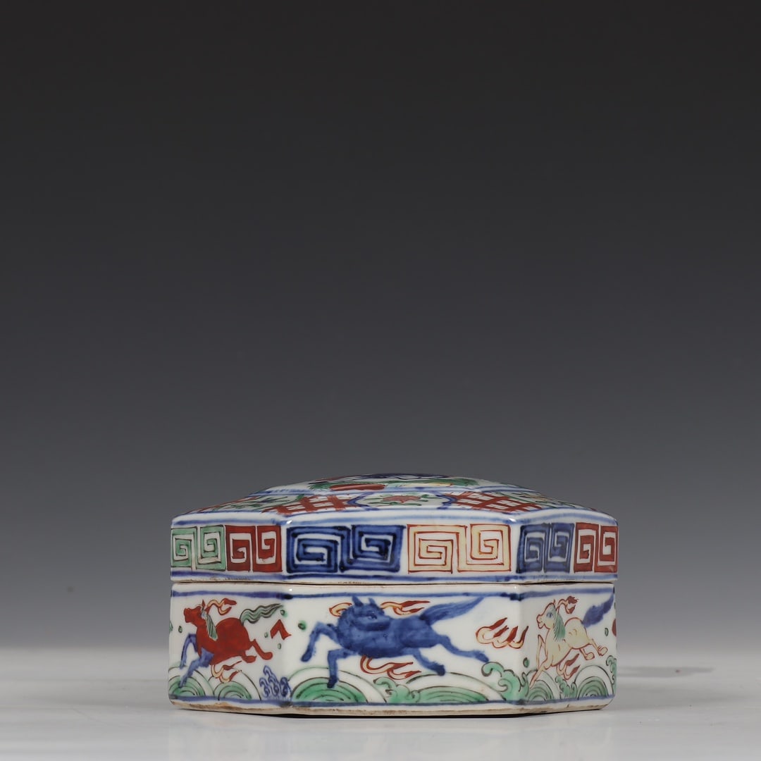 An Exquisite Wucai Figures Pattern Box - 3