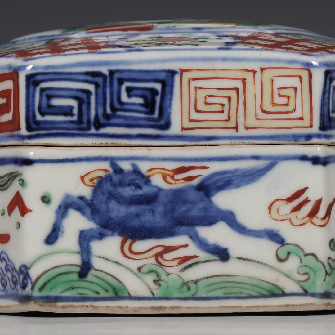 An Exquisite Wucai Figures Pattern Box - 4