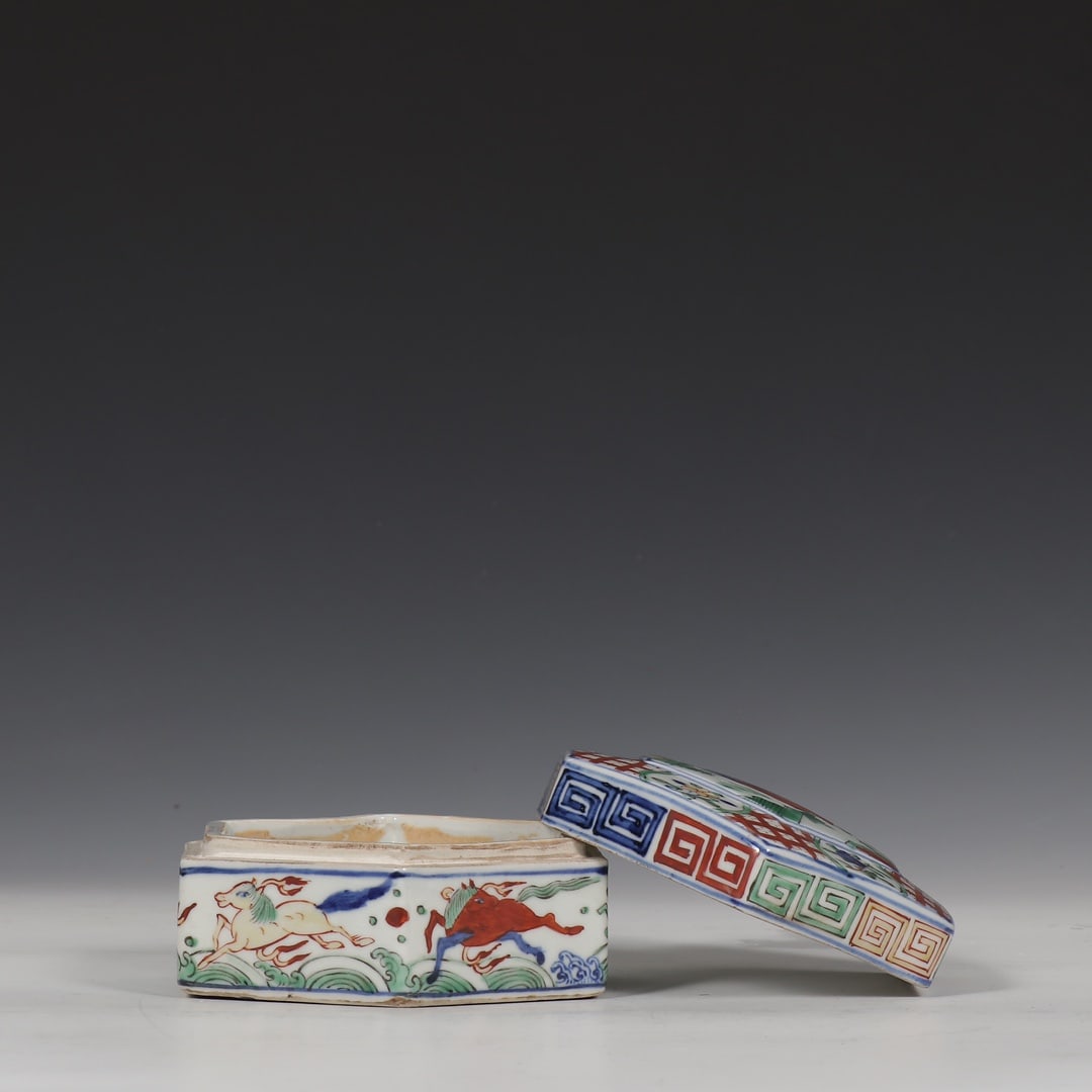 An Exquisite Wucai Figures Pattern Box - 5