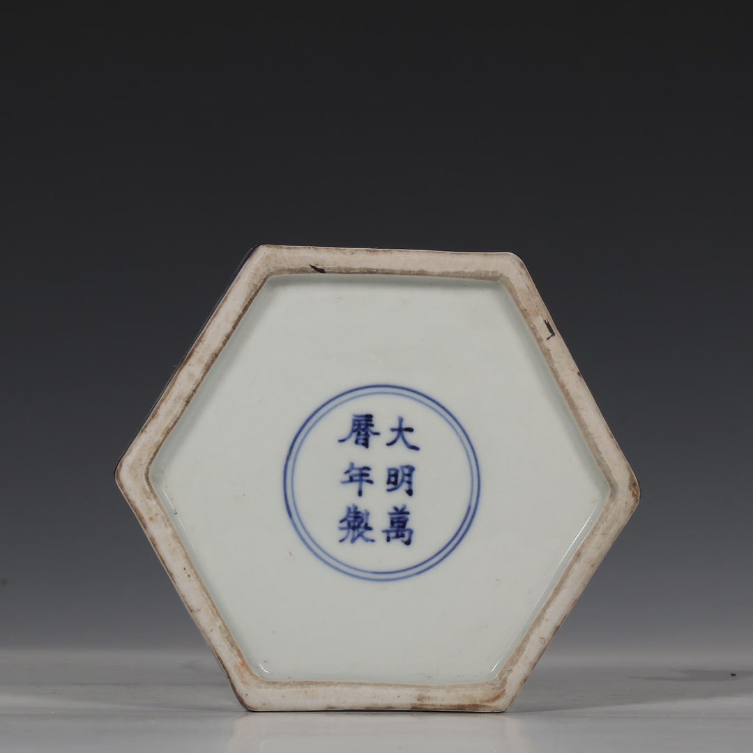 An Exquisite Wucai Figures Pattern Box - 9