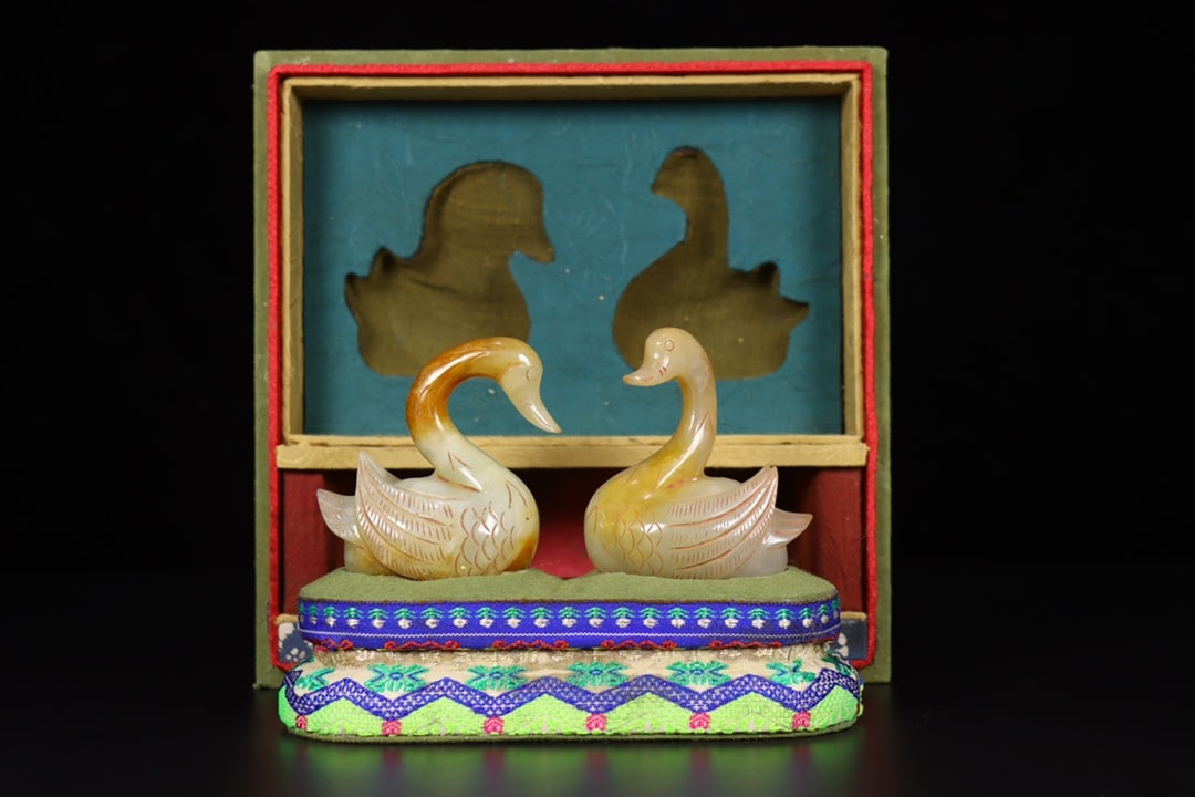 A pair of Exquisite Hotan Jade Goose: A pair of Exquisite Hotan Jade Goose,Qing Dynasty, China,Size:2.8inx1.6inx2.8in,Weight:160g 一对和田玉鹅,中国清代