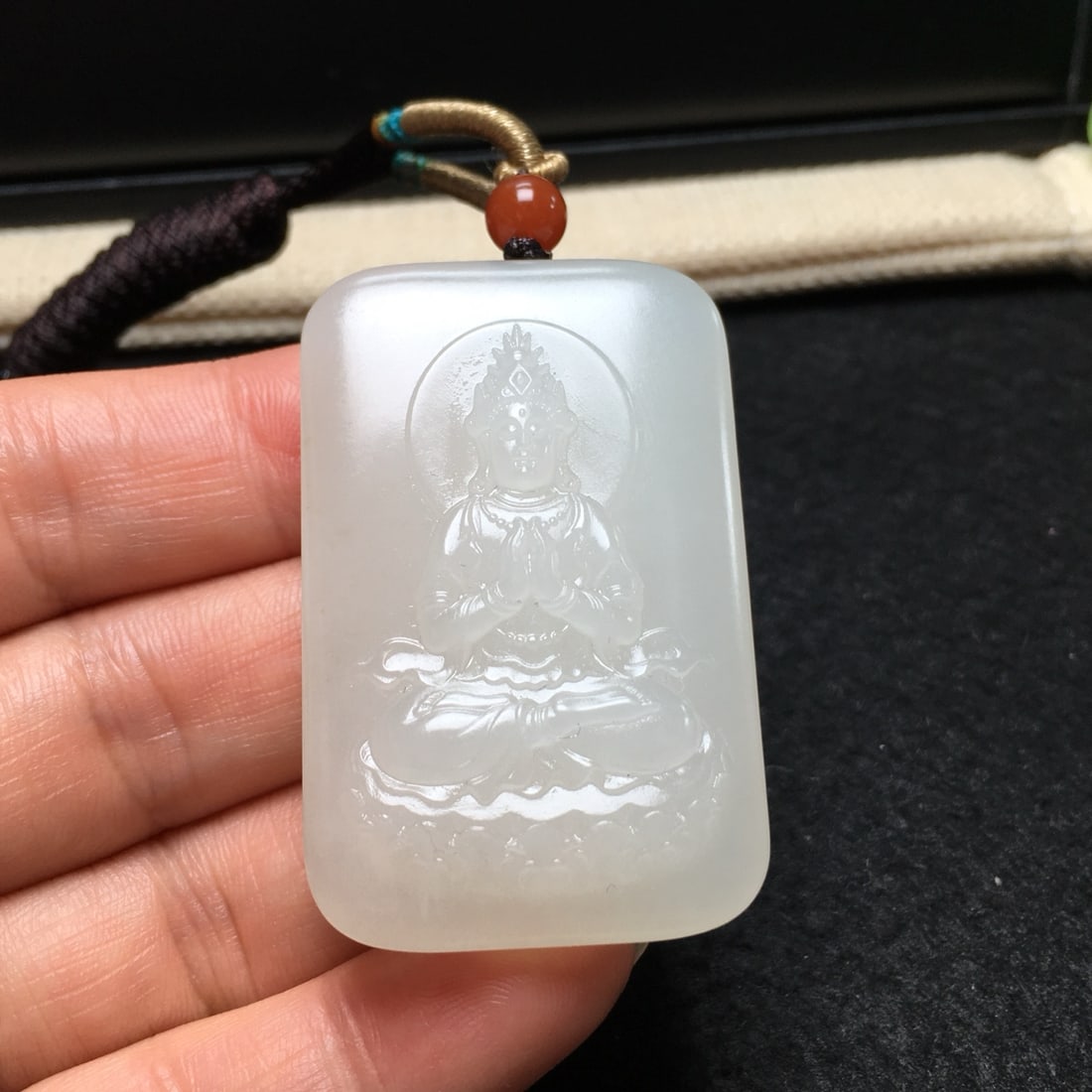An Exquisite Hotan Jade Avalokitesvara Pendant: An Exquisite Hotan Jade Avalokitesvara Pendant,Qing Dynasty, China,Size:2inx1.3inx4.5in,Weight:39g 和田玉观音挂件,中国清代