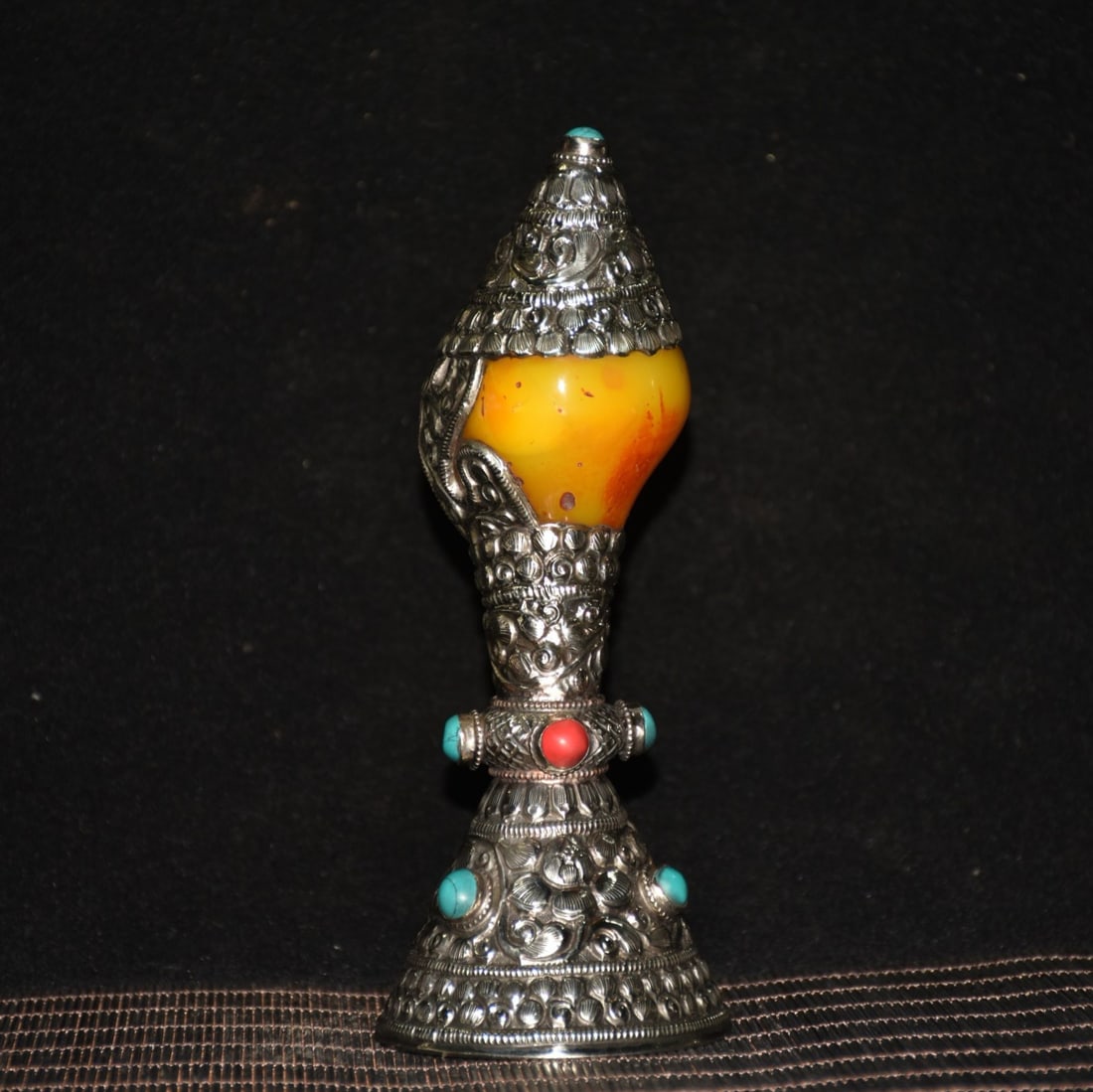An Exquisite Bronze Inlaid Red Turquoise‑Green Turquoise Gems Amber Conch: An Exquisite Bronze Inlaid Red Turquoise‑Green Turquoise Gems Amber Conch,Qing Dynasty, China,Size:2.6inx2.6inx5.5in,Weight:210g 铜镶嵌红松绿松宝&