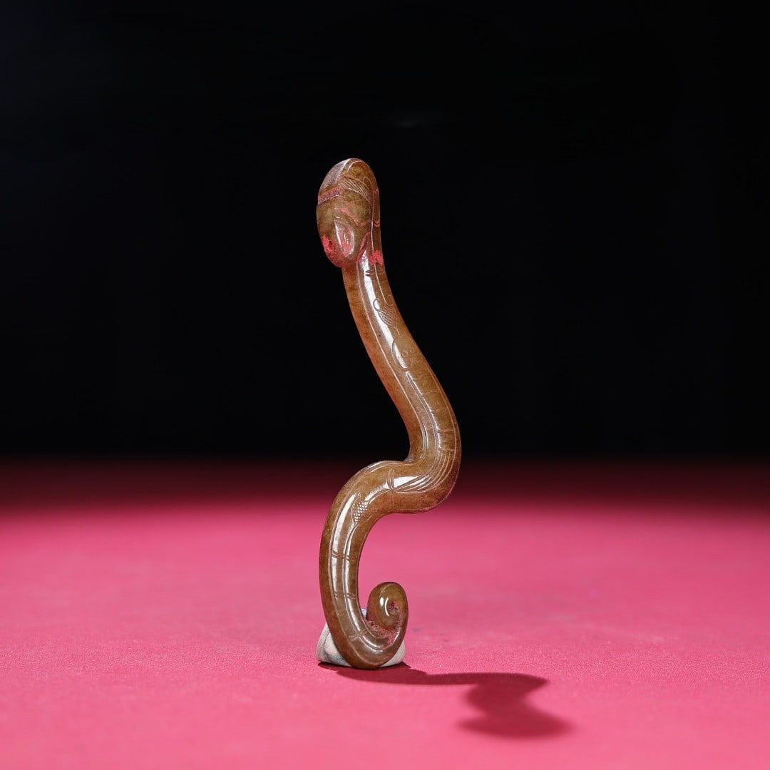 An Exquisite Hotan Jade Snake: An Exquisite Hotan Jade Snake,Han Dynasty, China,Size:4.6inx0.8inx0.6in,Weight:36g 和田玉蛇,中国汉代