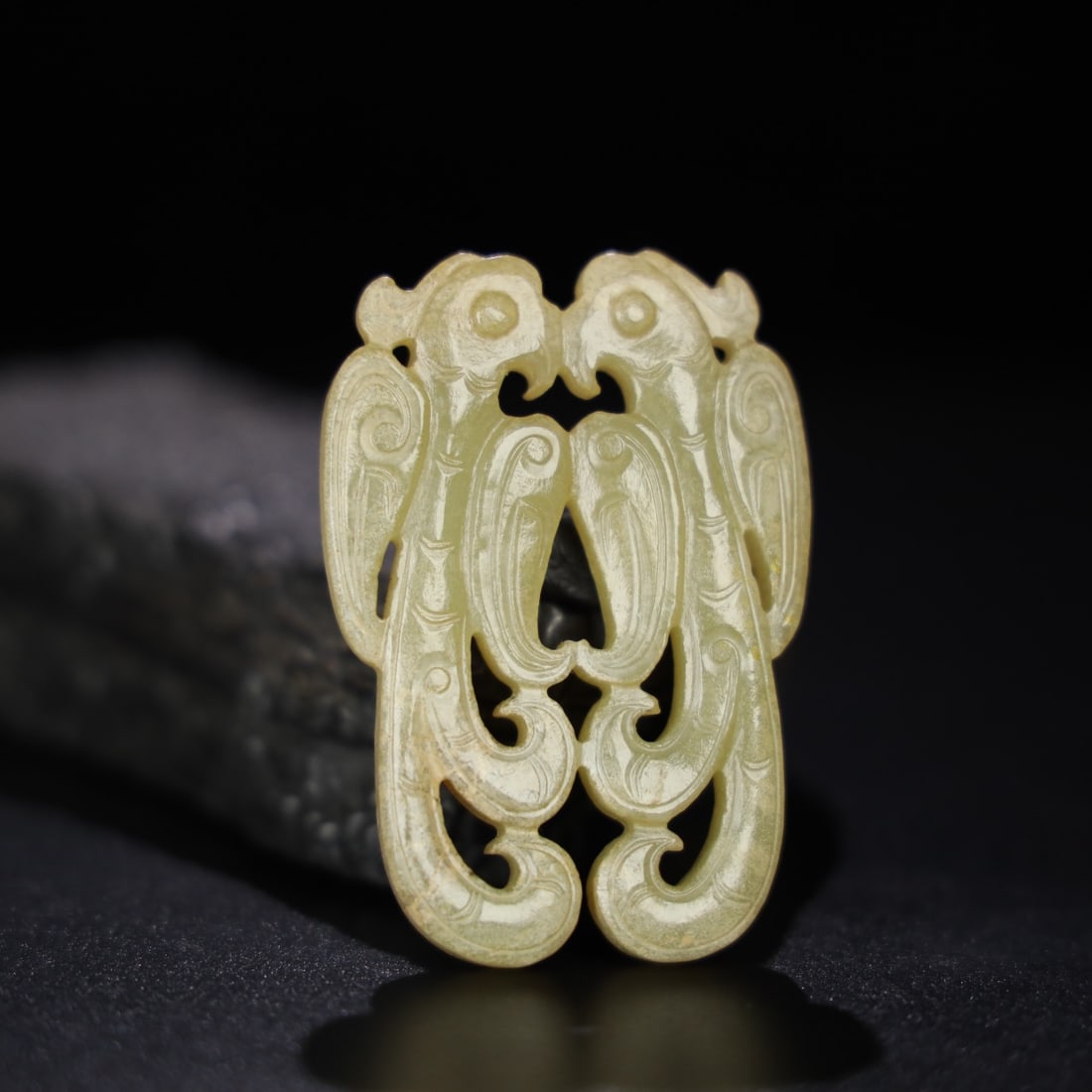An Exquisite Hotan Jade Bird Pendant: An Exquisite Hotan Jade Bird Pendant,Han Dynasty, China,Size:1.8inx0.3inx2.6in,Weight:40g 和田玉鸟佩,中国汉代