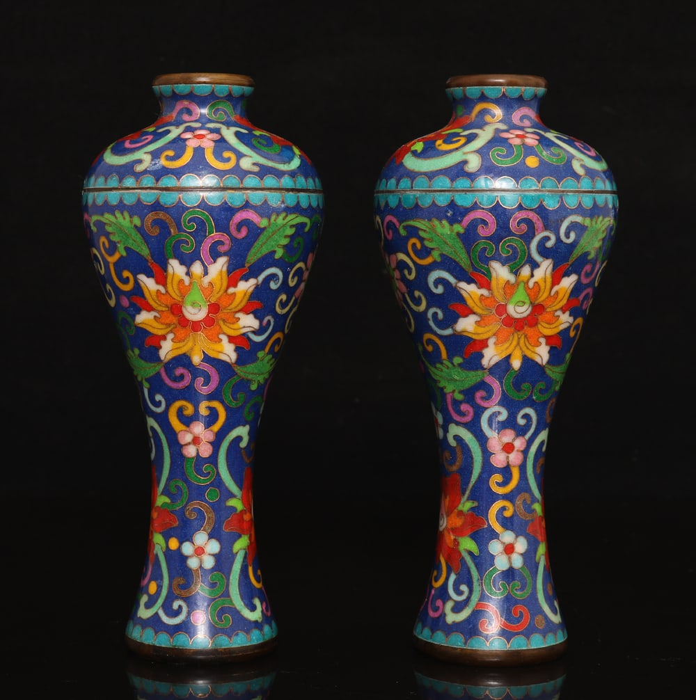 A pair of Exquisite Cloisonne Flower Pattern Vase: A pair of Exquisite Cloisonne Flower Pattern Vase,Qing Dynasty, China,Qianlong Four-character Mark,Size:7.9inx3.5in,Weight:1693g