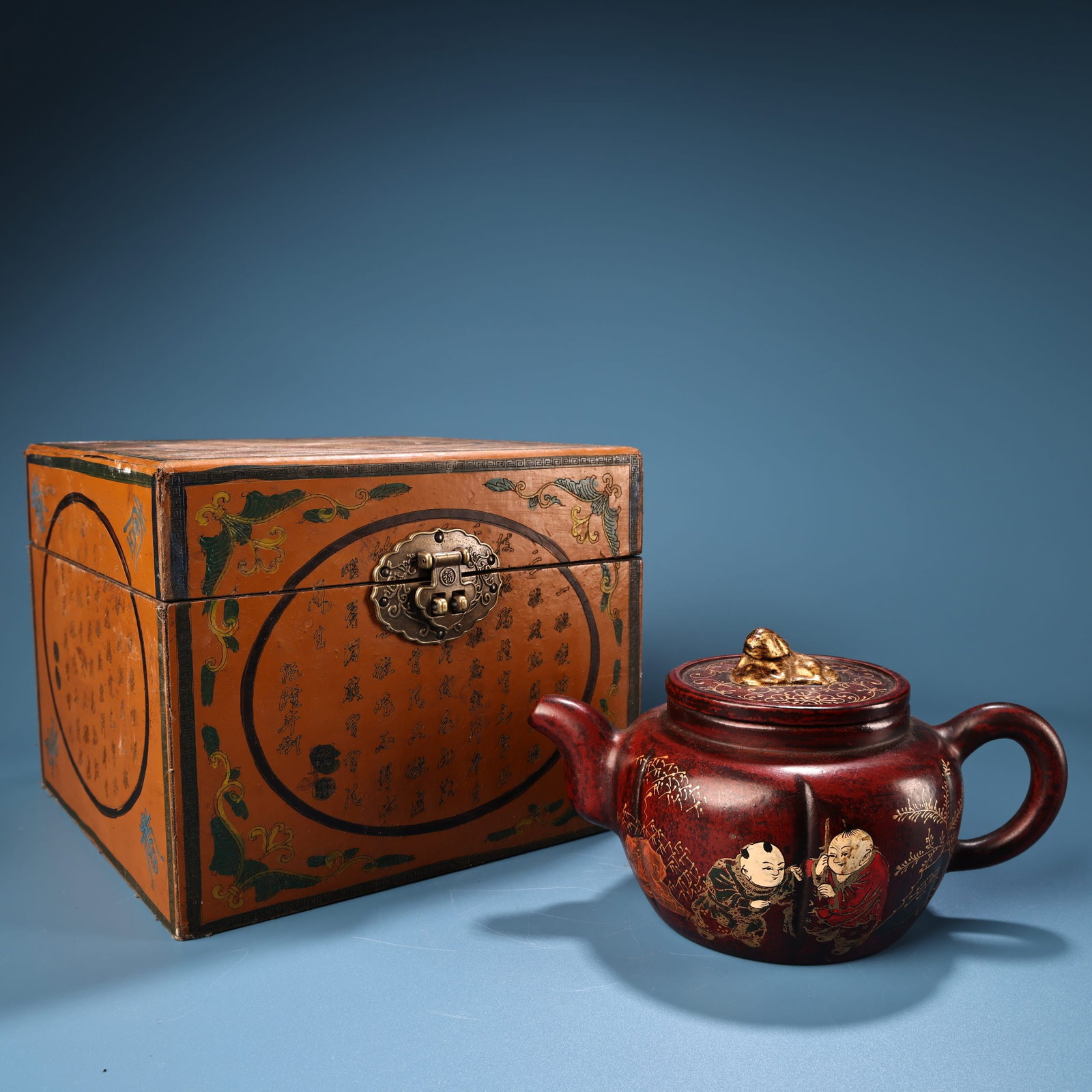 An Exquisite Purple Sands Painted Gold Color Painting Pot: An Exquisite Purple Sands Painted Gold Color Painting Pot,Qing Dynasty, China,Qianlong Four-character Mark,Size:4.7inx6.5in,Weight:480g