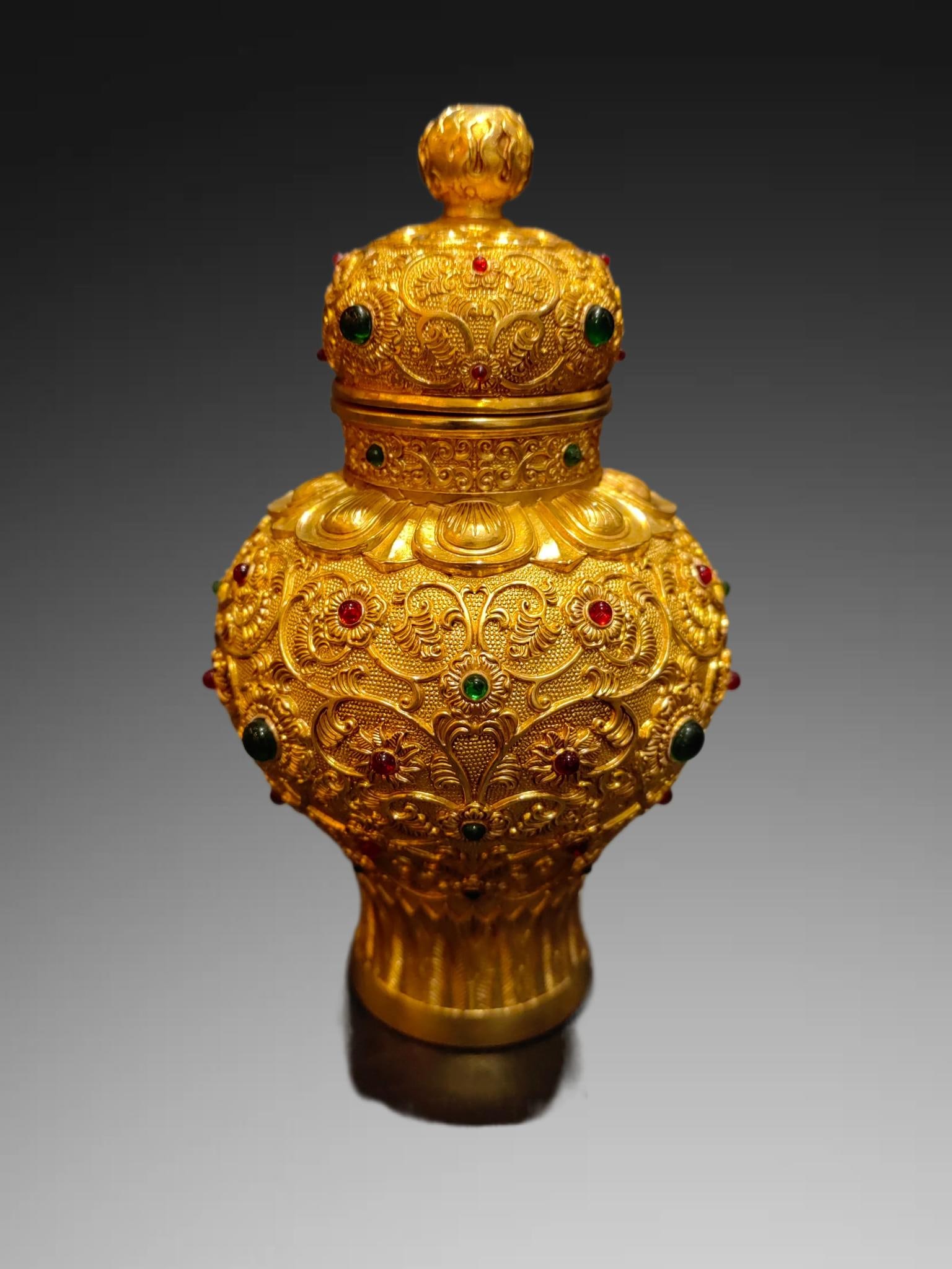 An Exquisite Gilt Bronze Inlaid Gems Jar: An Exquisite Gilt Bronze Inlaid Gems Jar,Qing Dynasty, China,Qianlong Four-character Mark,Size:3.9inx3.9inx5.9in,Weight:411g