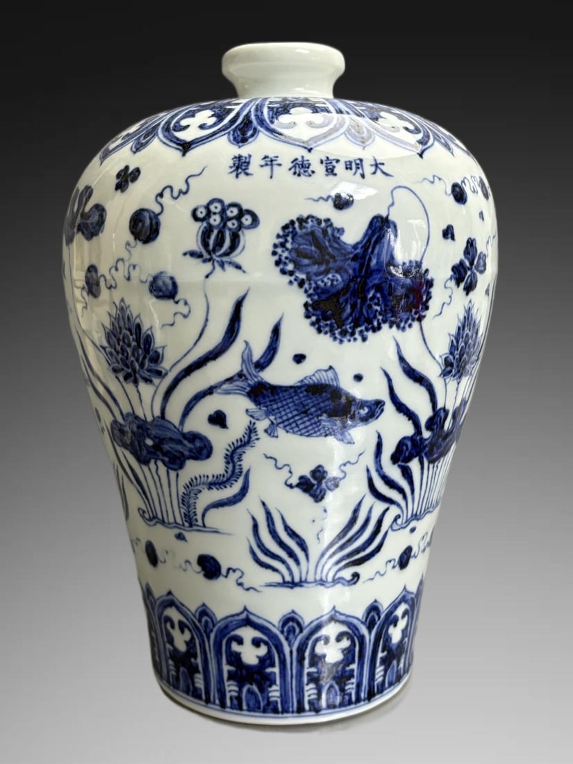 An Exquisite Blue and White Fish and Lotus Pattern Vase: An Exquisite Blue and White Fish and Lotus Pattern Vase,Qing Dynasty, China,Size:11.4in×7.9in 青花鱼藻纹瓶,中国清代