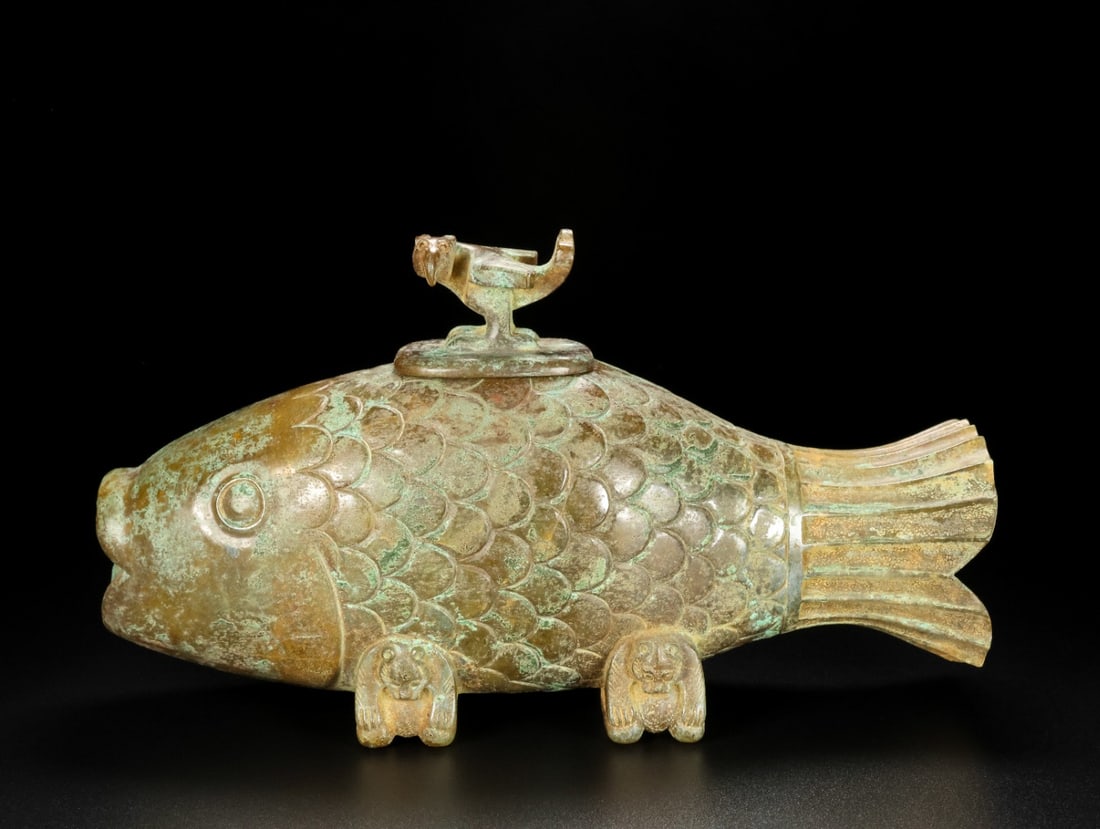 An Exquisite Hotan Jade Fish-Shaped Vase: An Exquisite Hotan Jade Fish-Shaped Vase,Han Dynasty, China,Size:8.3inx2.8inx4.7in,Weight:1185g 和田玉鱼形瓶,中国汉代