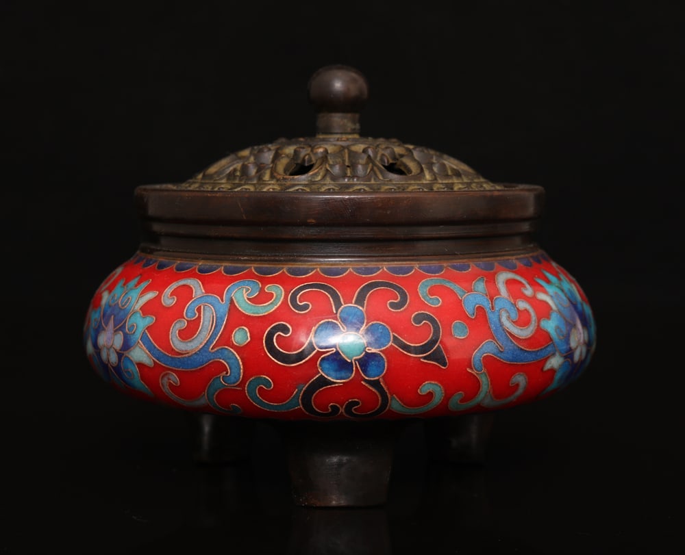 An Exquisite Cloisonne Flower Pattern Censer: An Exquisite Cloisonne Flower Pattern Censer,Qing Dynasty, China,With Mark,Size:3.7inx4.7inx3.7in,Weight:1100g
