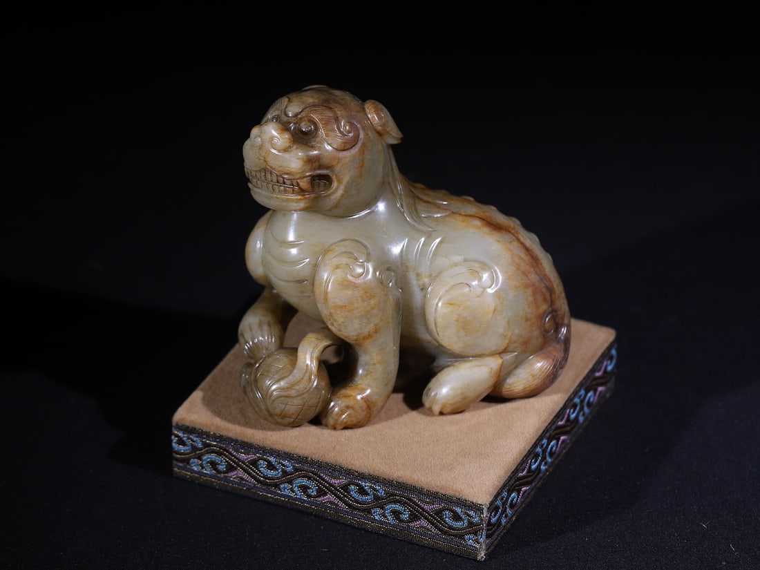 An Exquisite Hotan Jade Lion Ornament: An Exquisite Hotan Jade Lion Ornament,Han Dynasty, China,Size:3.5inx3.5inx1.8in,Weight:543g 和田玉狮摆件,中国汉代