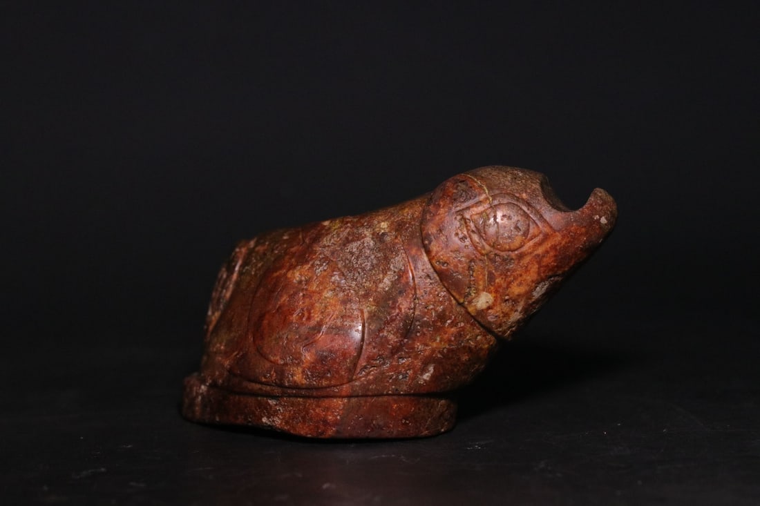 An Exquisite Gaogu Jade Beast: An Exquisite Gaogu Jade Beast,Ancient Time, China,Size:3.7inx1.7inx2.2in,Weight:220.4g 高古玉兽,远古时期