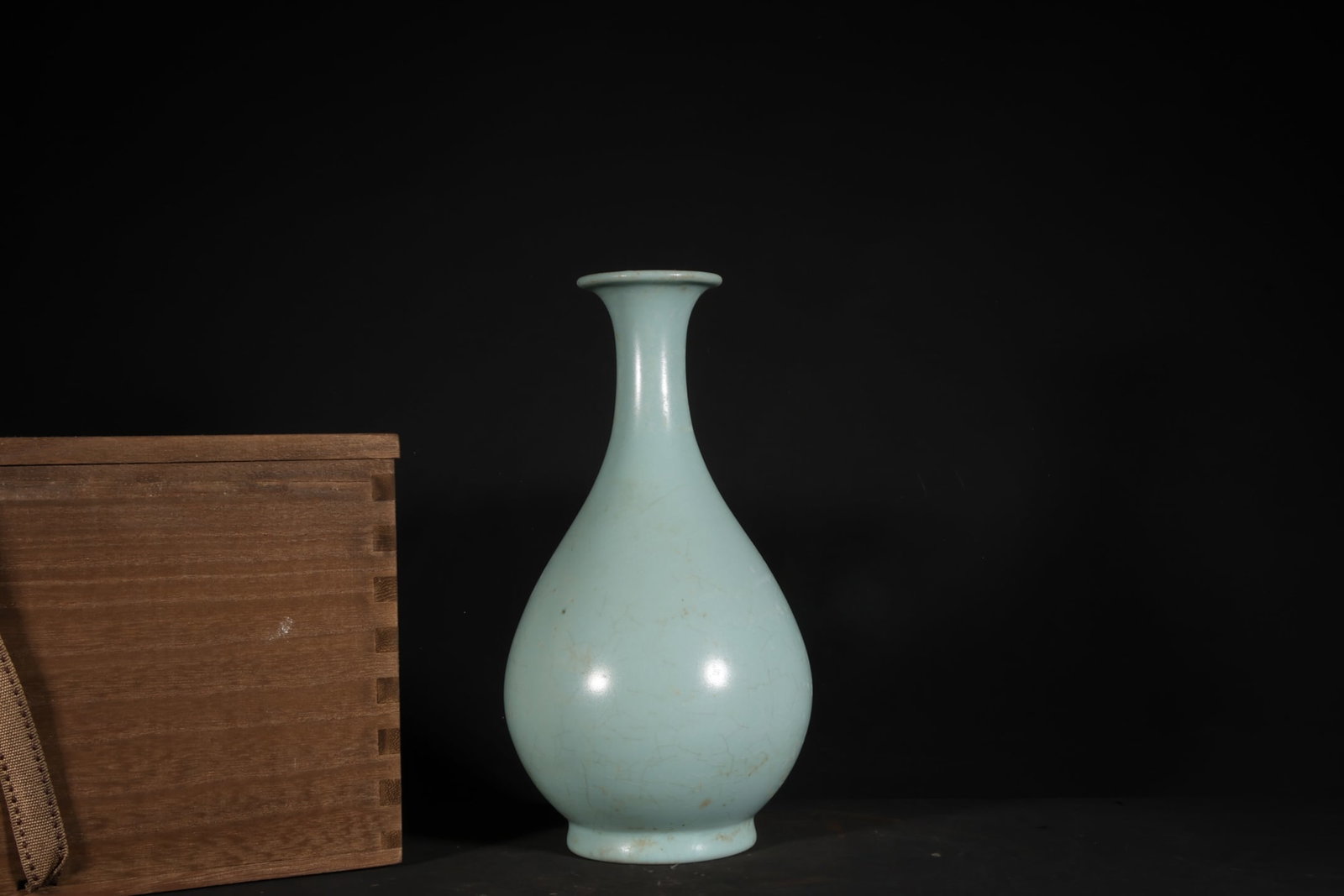 An Exquisite Ru Kiln Sky Blue Glazed Vase: An Exquisite Ru Kiln Sky Blue Glazed Vase,Song Dynasty, China,Size:8.5inx4.3in 汝窑天青釉瓶,中国宋代