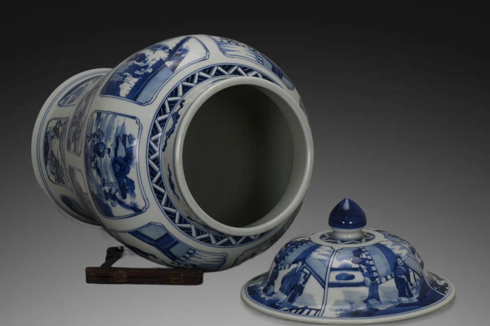 An Exquisite Blue and White Figures Pattern Jar - 2