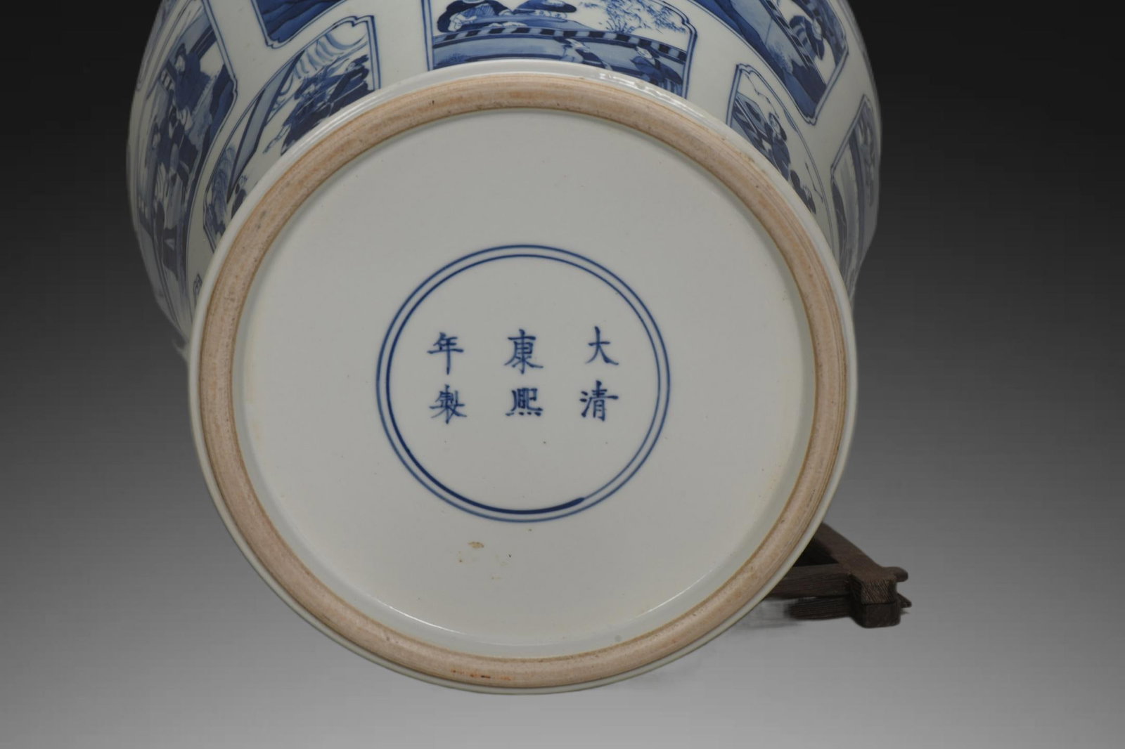 An Exquisite Blue and White Figures Pattern Jar - 8