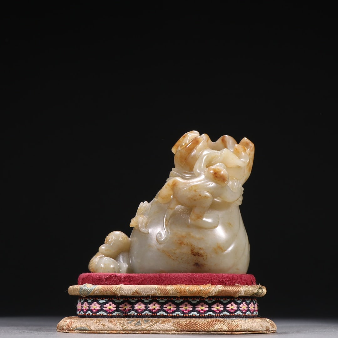 An Exquisite Hotan Jade Carved Monkey Ornament: An Exquisite Hotan Jade Carved Monkey Ornament,Qing Dynasty, China,Size:3.9inx3.5in,Weight:442.2g 和田玉雕猴摆件,中国清代