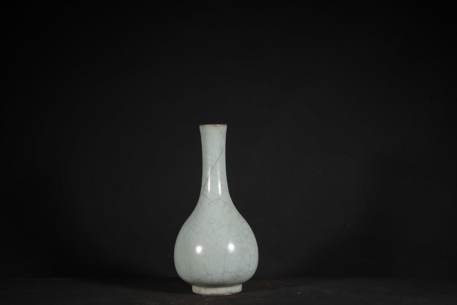 An Exquisite Guan Kiln Celadon Glzed Vase: An Exquisite Guan Kiln Celadon Glzed Vase,Song Dynasty, China,Size:7.4inx3.7in 官窑青釉瓶,中国宋代