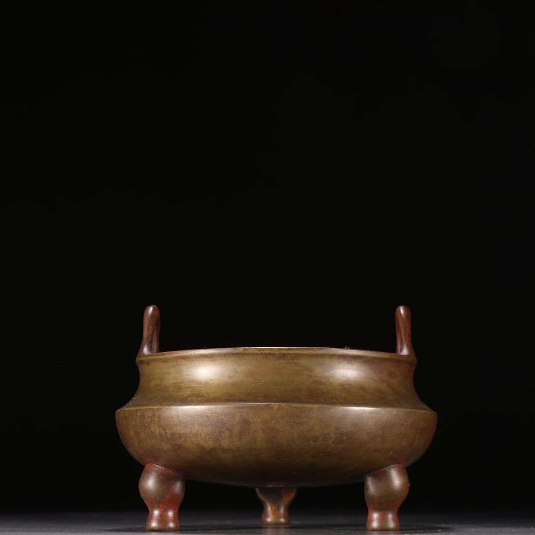 An Exquisite Bronze Tripod Censer: An Exquisite Bronze Tripod Censer,Ming Dynasty, China,Xuande Six-character Mark,Size:3.3inx4.7in,Weight:714.3g 铜胎三足香炉,中国明代,宣