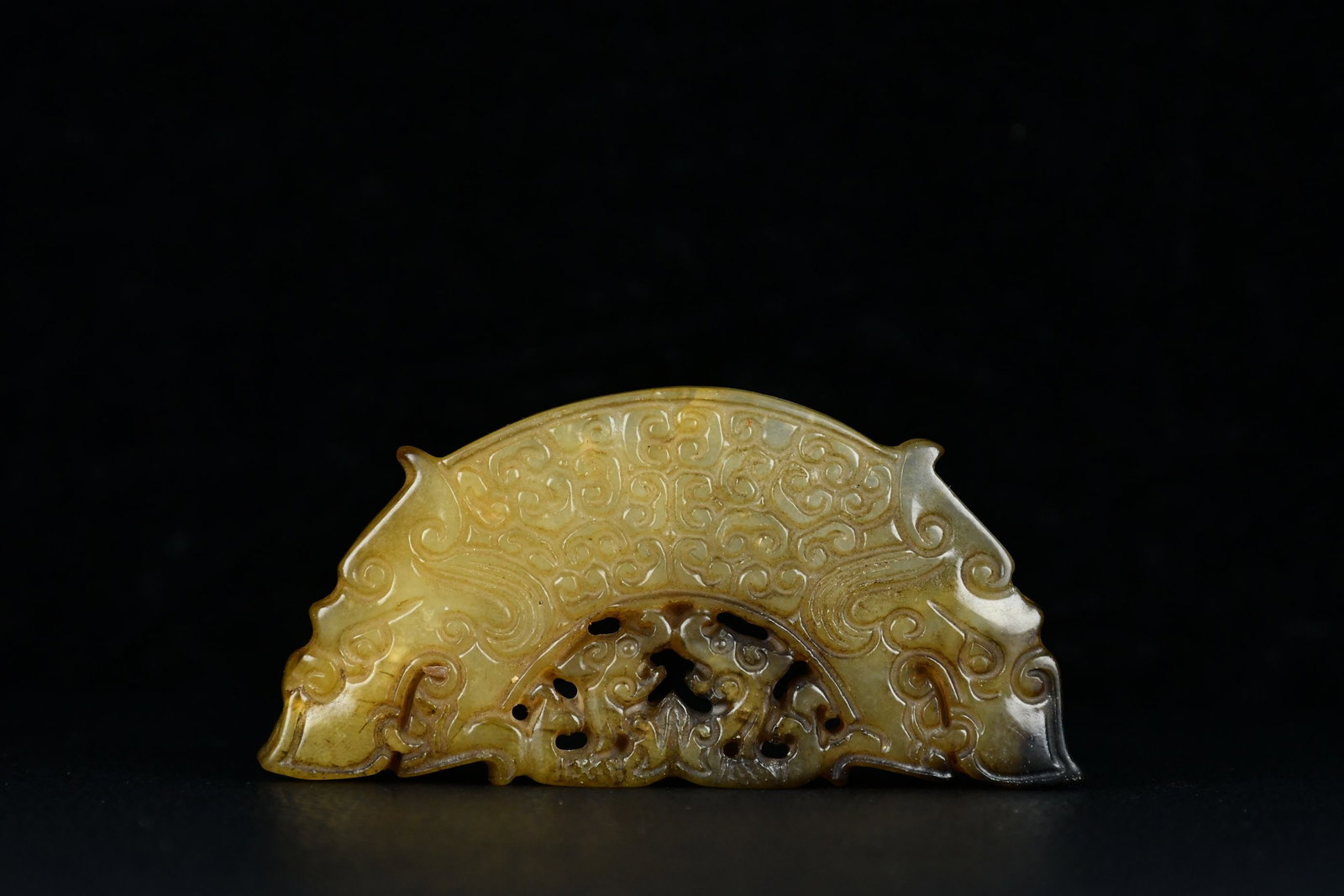 An Exquisite Hotan Jade Dragon Ornament: An Exquisite Hotan Jade Dragon Ornament,Qing Dynasty,China,Size:1.6inx3.3in,Weight:40g 和田玉龙摆件,中国清代