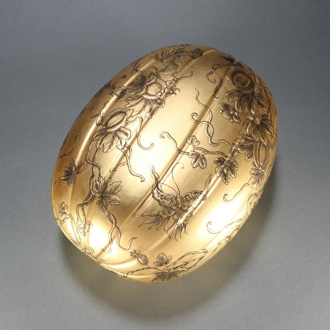 An Exquisite Gold Lacquered Melon-Shaped Box: An Exquisite Gold Lacquered Melon-Shaped Box,Qing Dynasty, China,Qianlong Six-character Mark,Size:4.3inx8.7inx6.7in,Weight:436.6g 漆金瓜形盒,中国清É